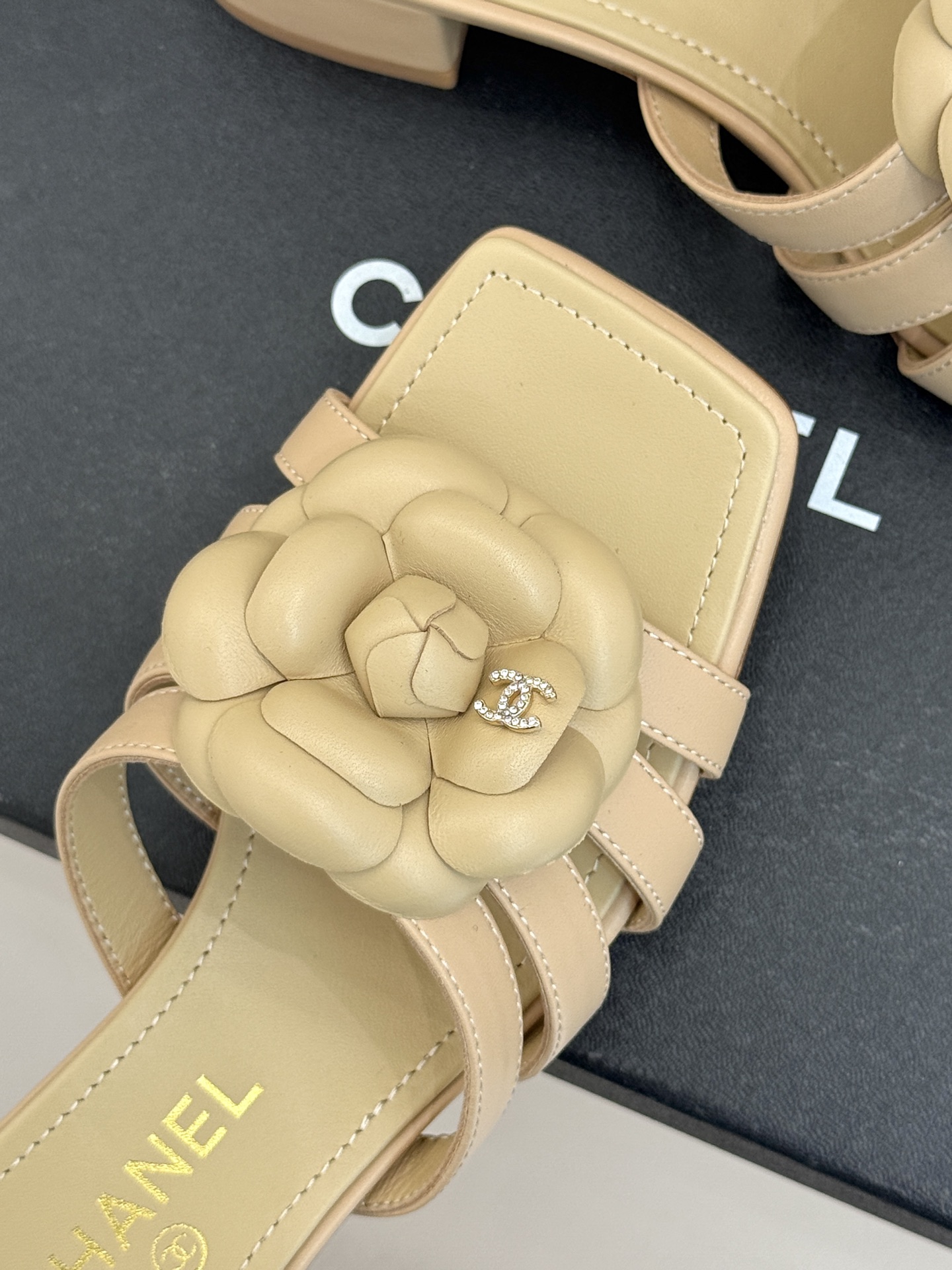 CHANE*｜小香26P春夏新品方头山茶花系列凉鞋当小香标志性的山茶花邂逅方头时髦精们的夏日出街搭子就有