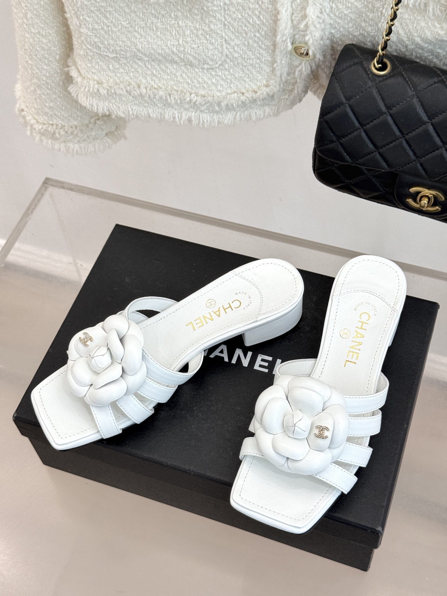 CHANE*｜小香26P春夏新品方头山茶花系列凉鞋当小香标志性的山茶花邂逅方头时髦精们的夏日出街搭子就有