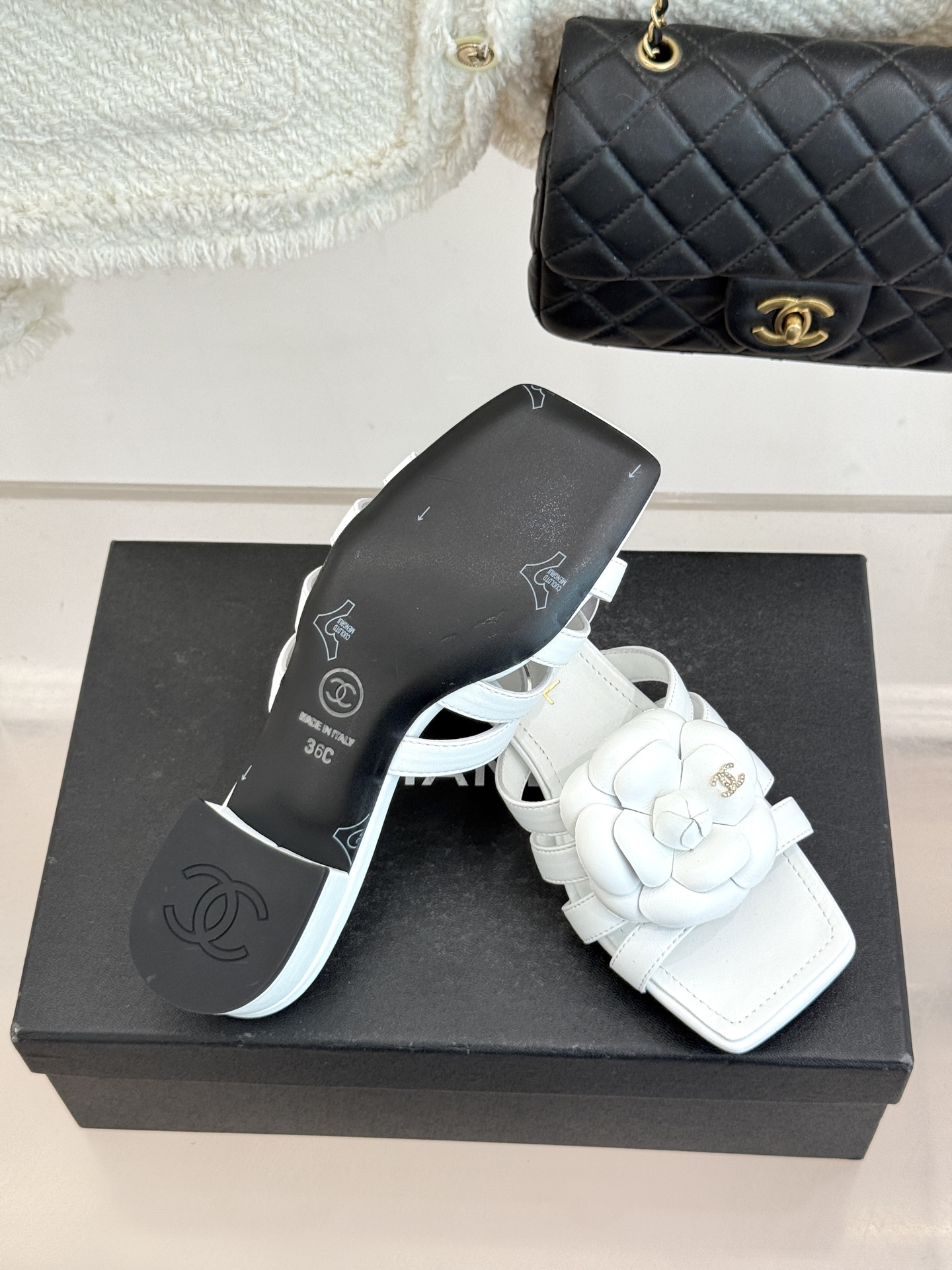 CHANE*｜小香26P春夏新品方头山茶花系列凉鞋当小香标志性的山茶花邂逅方头时髦精们的夏日出街搭子就有