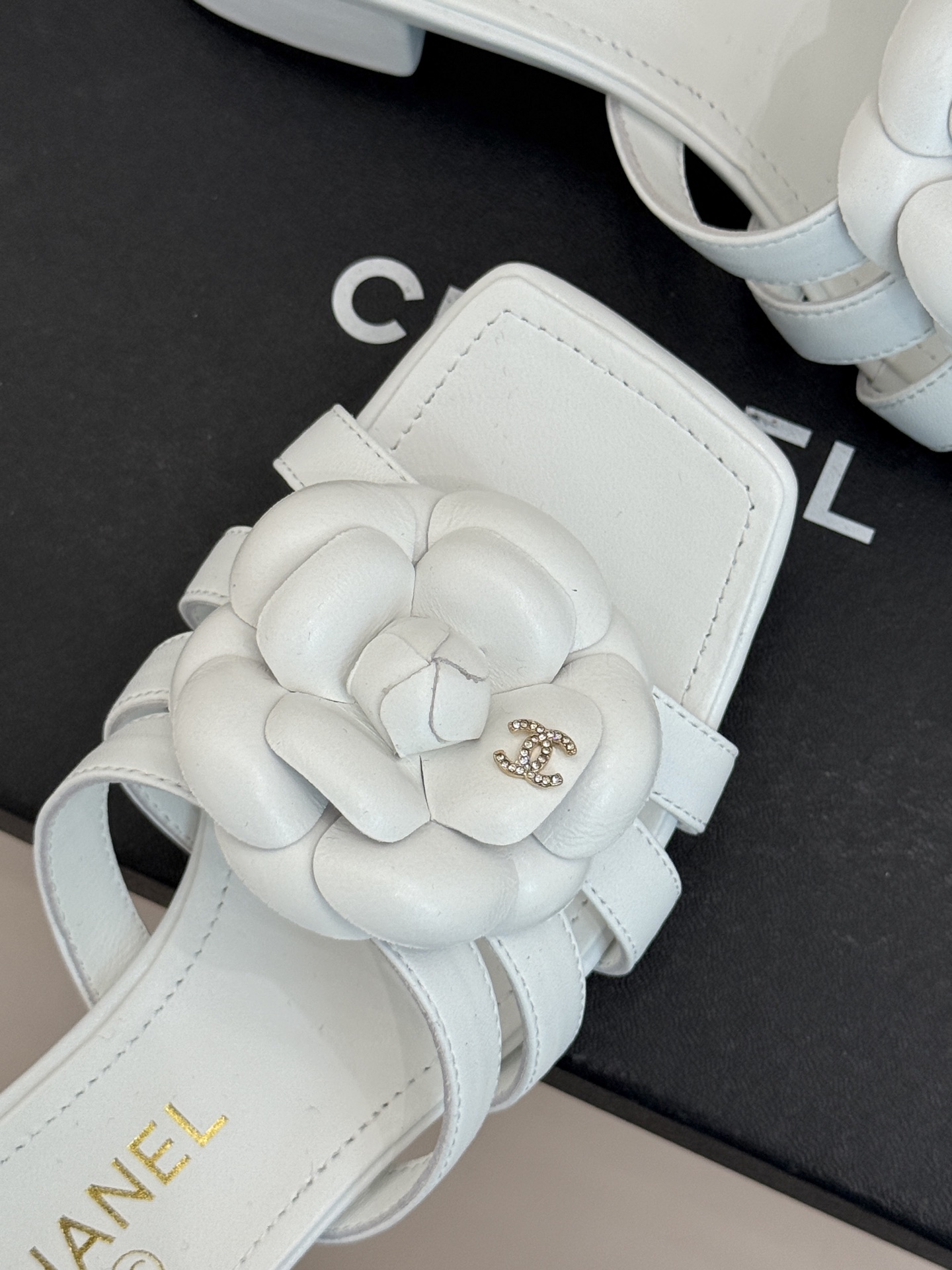 CHANE*｜小香26P春夏新品方头山茶花系列凉鞋当小香标志性的山茶花邂逅方头时髦精们的夏日出街搭子就有