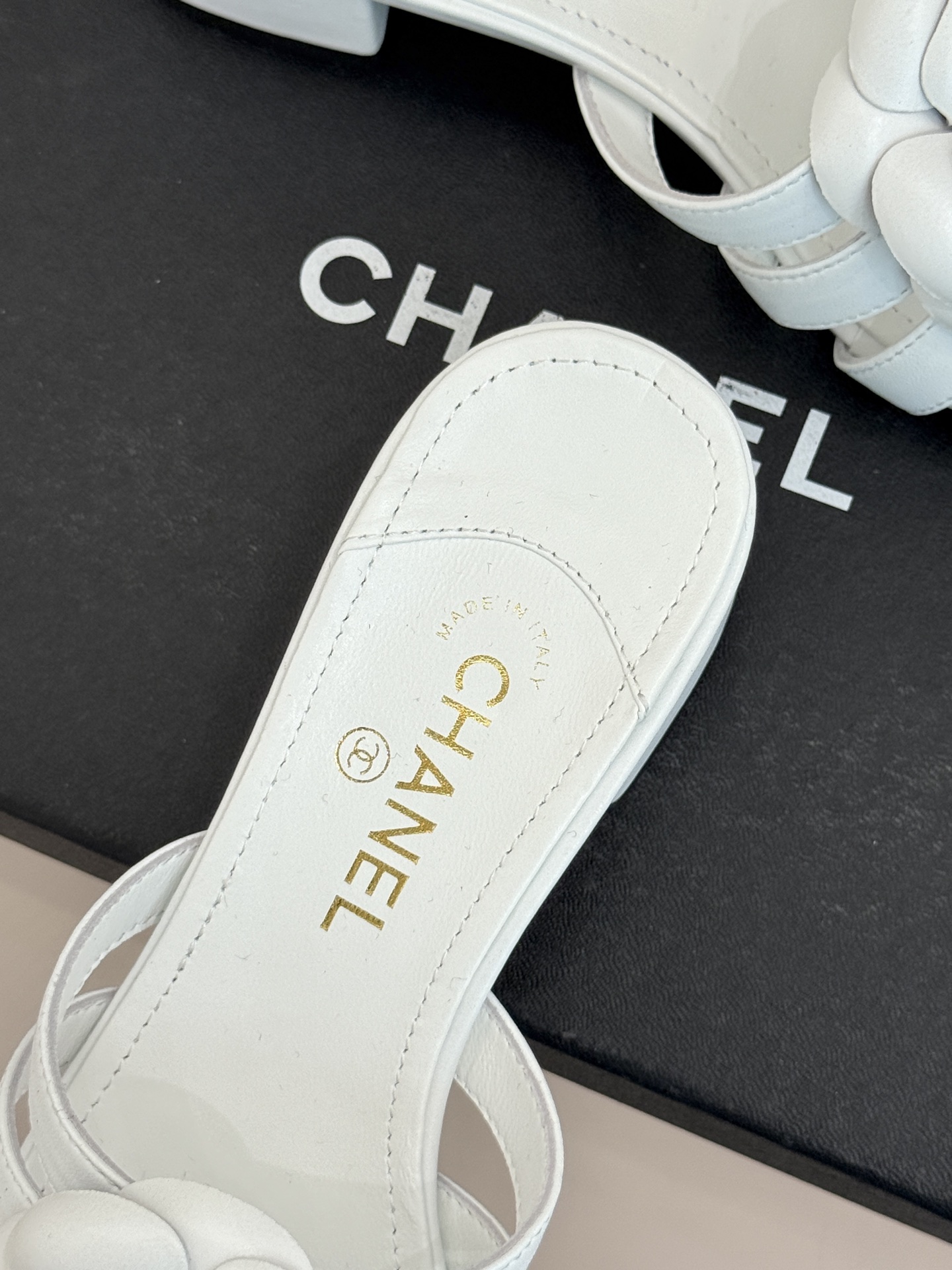 CHANE*｜小香26P春夏新品方头山茶花系列凉鞋当小香标志性的山茶花邂逅方头时髦精们的夏日出街搭子就有