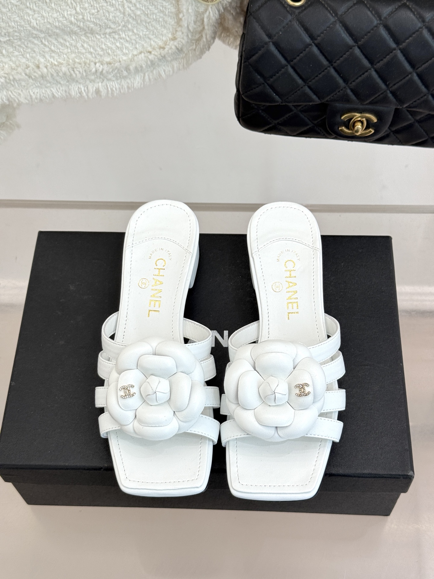 CHANE*｜小香26P春夏新品方头山茶花系列凉鞋当小香标志性的山茶花邂逅方头时髦精们的夏日出街搭子就有