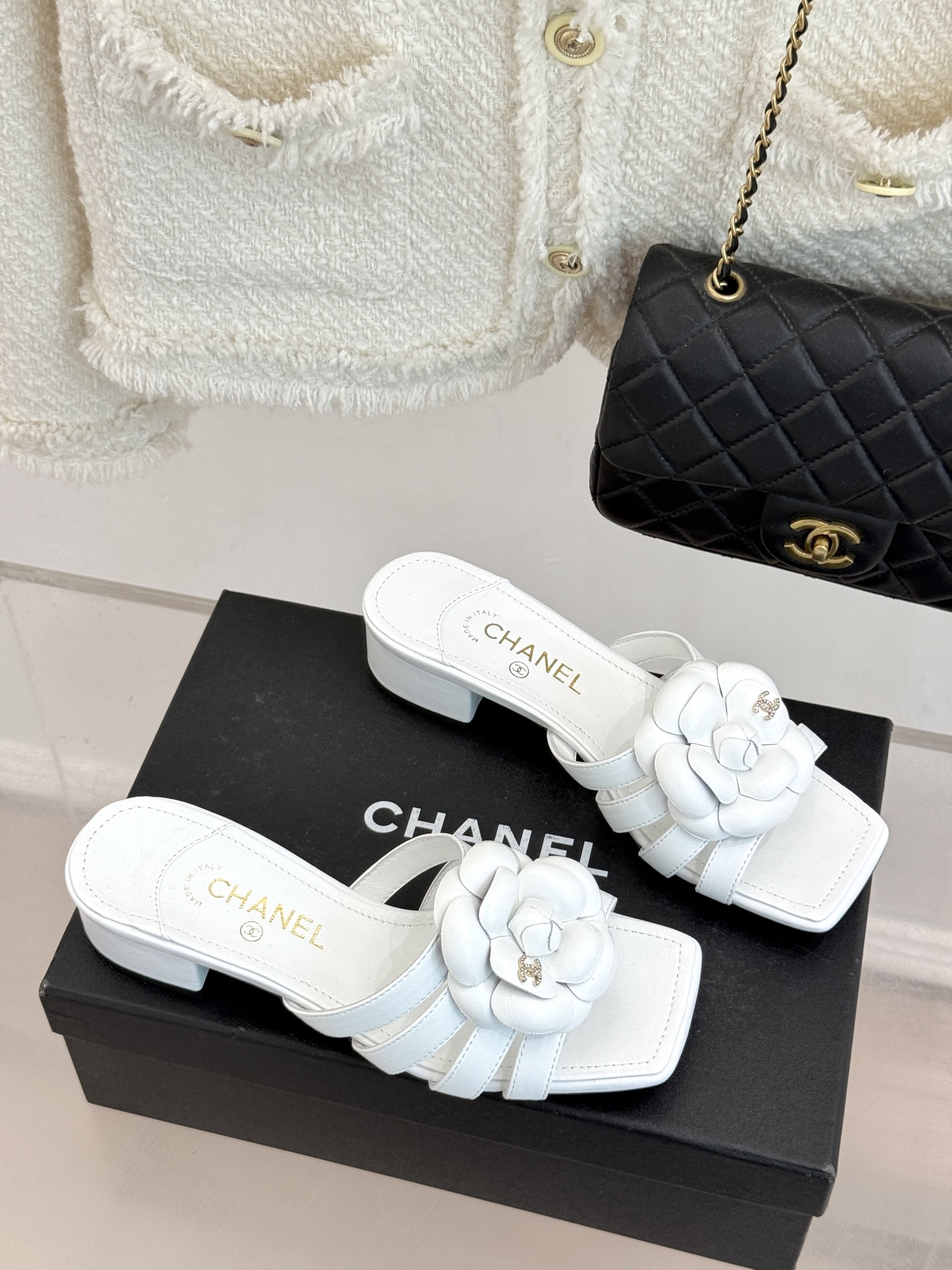 CHANE*｜小香26P春夏新品方头山茶花系列凉鞋当小香标志性的山茶花邂逅方头时髦精们的夏日出街搭子就有