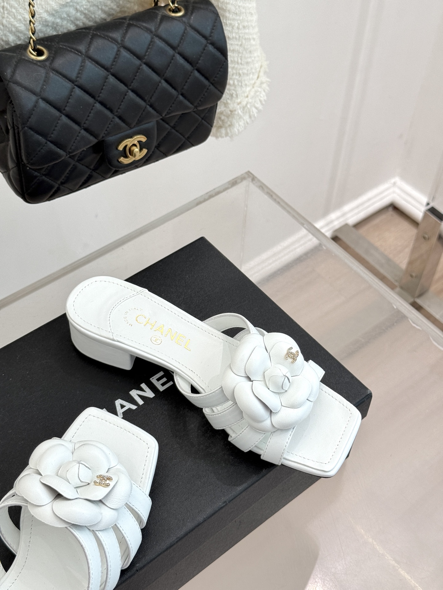 CHANE*｜小香26P春夏新品方头山茶花系列凉鞋当小香标志性的山茶花邂逅方头时髦精们的夏日出街搭子就有