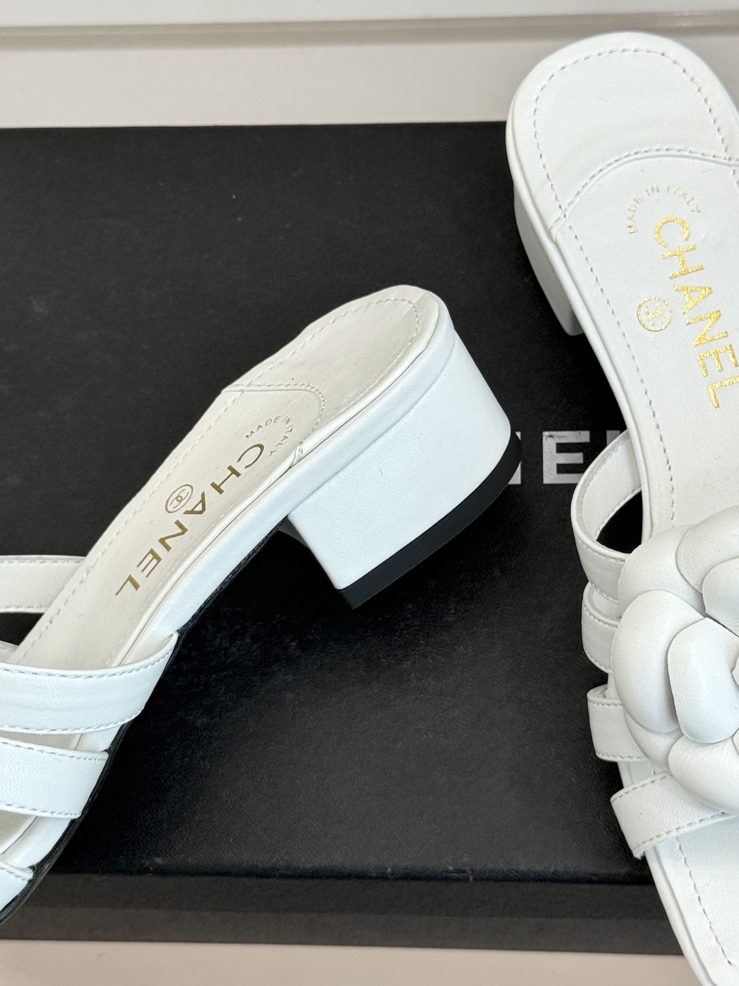 CHANE*｜小香26P春夏新品方头山茶花系列凉鞋当小香标志性的山茶花邂逅方头时髦精们的夏日出街搭子就有