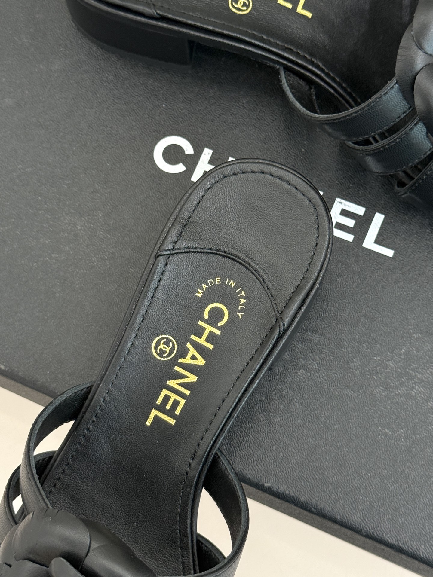 CHANE*｜小香26P春夏新品方头山茶花系列凉鞋当小香标志性的山茶花邂逅方头时髦精们的夏日出街搭子就有