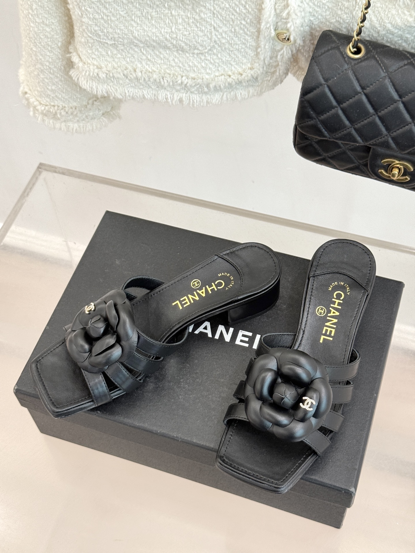 CHANE*｜小香26P春夏新品方头山茶花系列凉鞋当小香标志性的山茶花邂逅方头时髦精们的夏日出街搭子就有