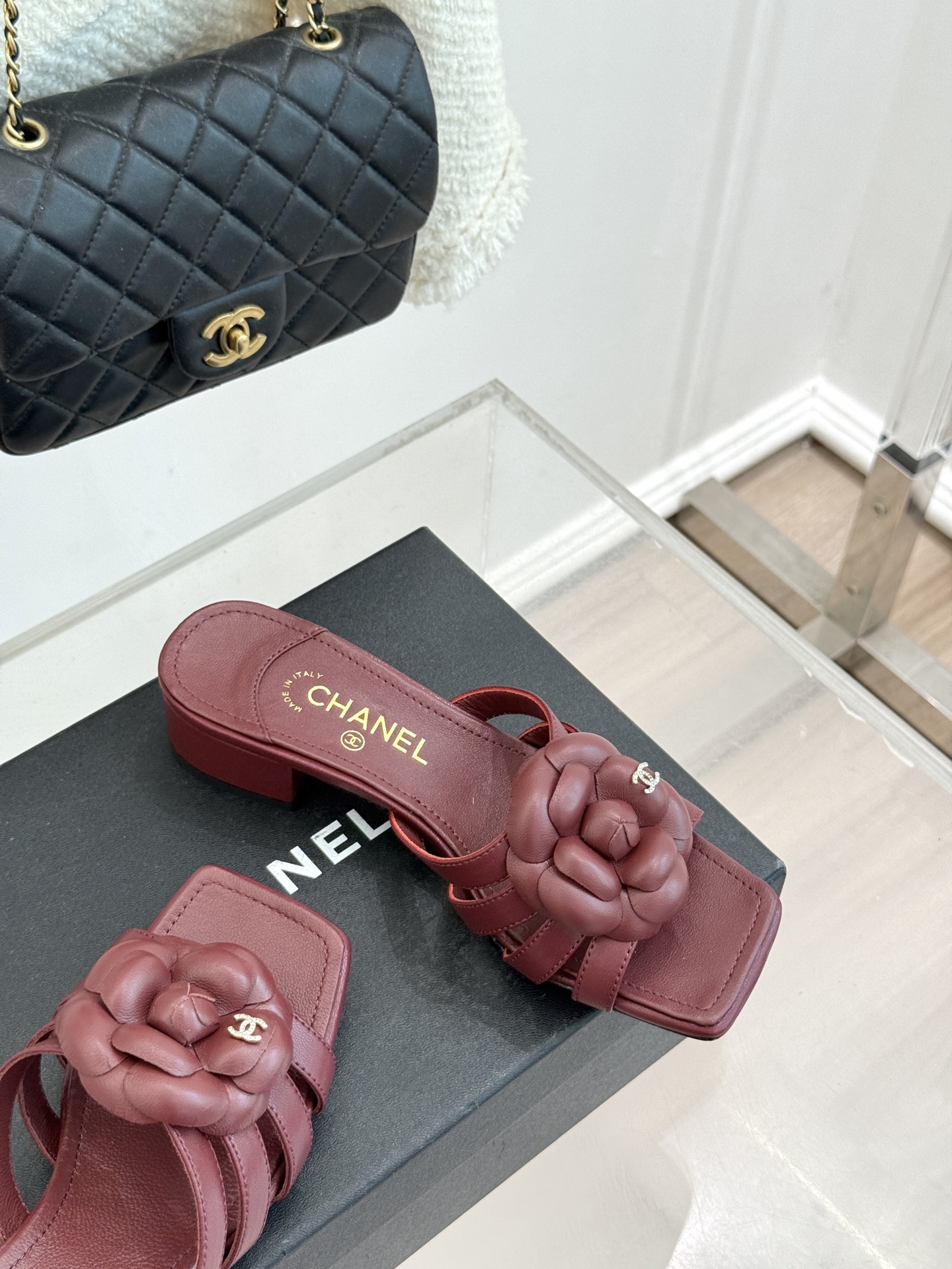 CHANE*｜小香26P春夏新品方头山茶花系列凉鞋当小香标志性的山茶花邂逅方头时髦精们的夏日出街搭子就有