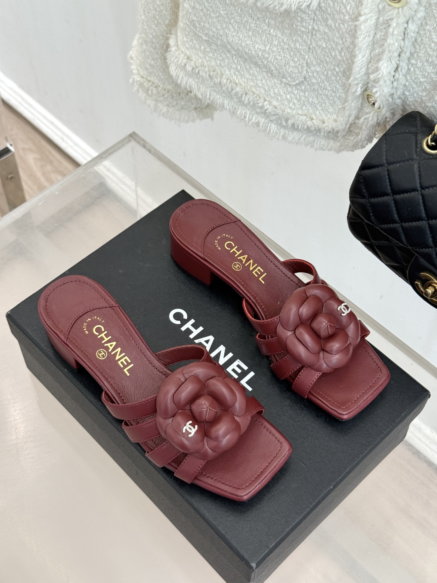 CHANE*｜小香26P春夏新品方头山茶花系列凉鞋当小香标志性的山茶花邂逅方头时髦精们的夏日出街搭子就有