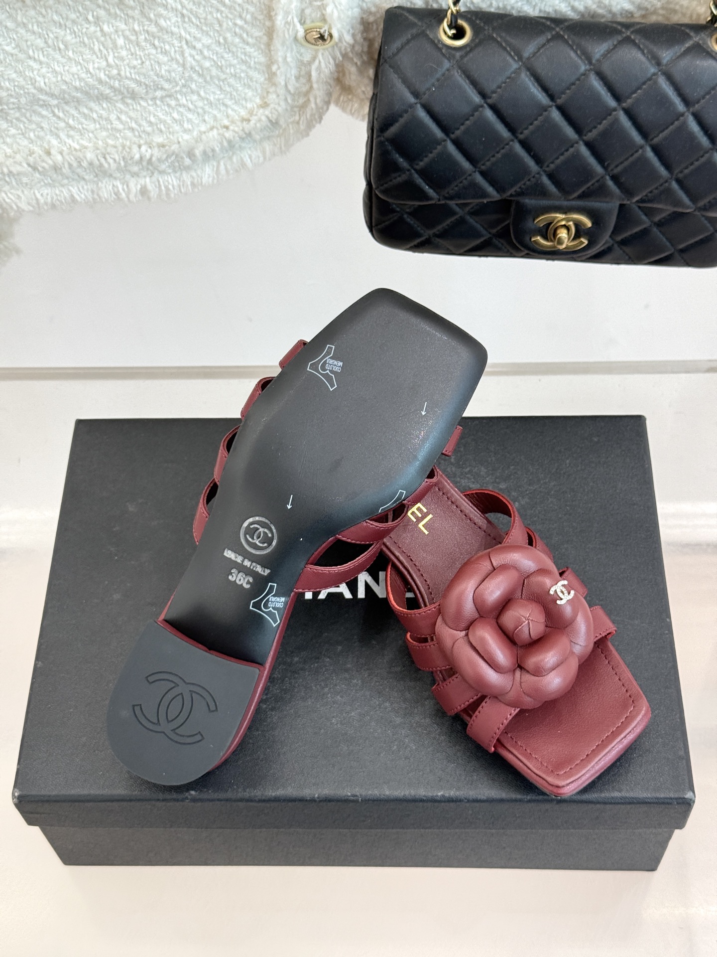 CHANE*｜小香26P春夏新品方头山茶花系列凉鞋当小香标志性的山茶花邂逅方头时髦精们的夏日出街搭子就有