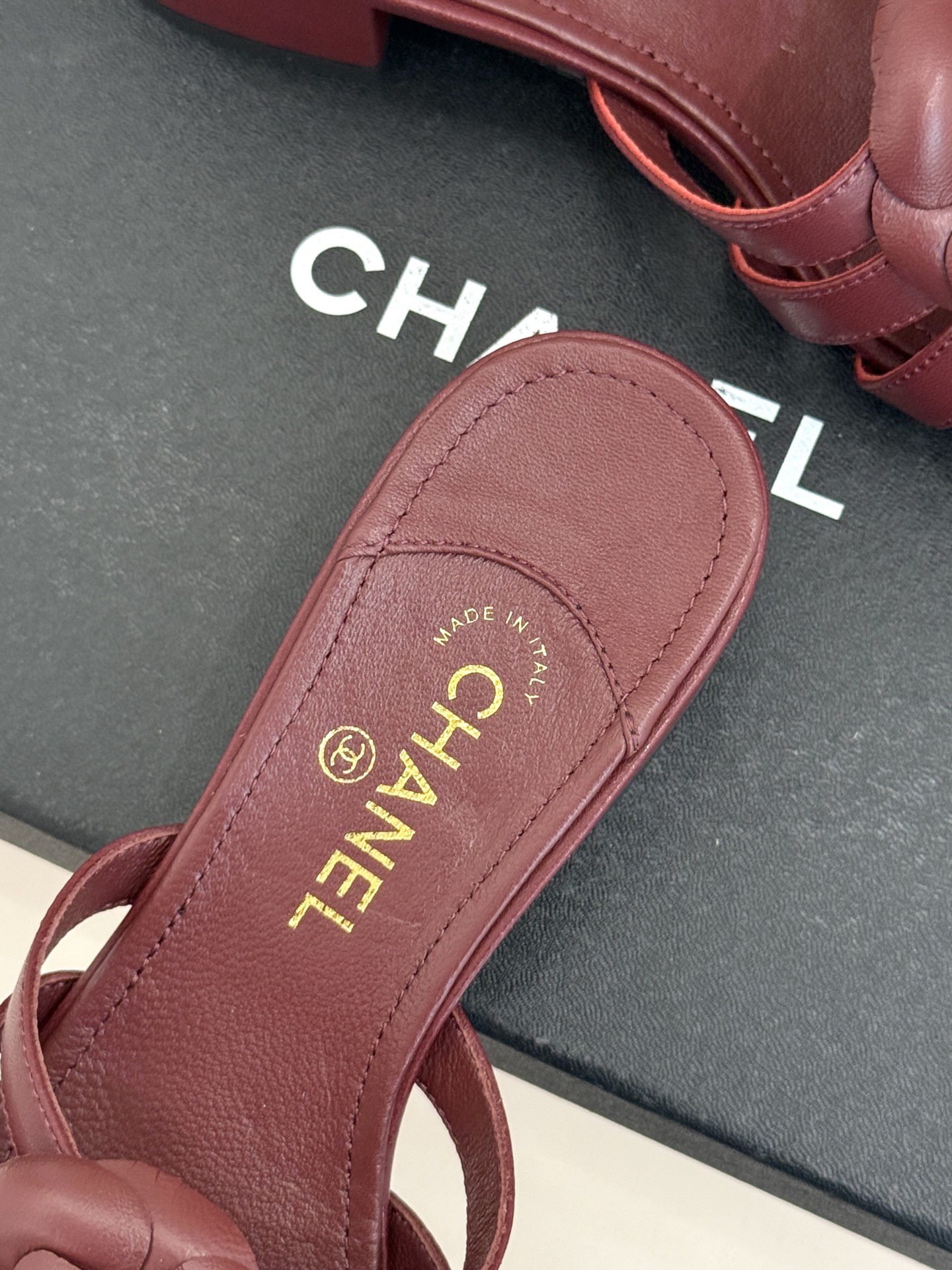 CHANE*｜小香26P春夏新品方头山茶花系列凉鞋当小香标志性的山茶花邂逅方头时髦精们的夏日出街搭子就有