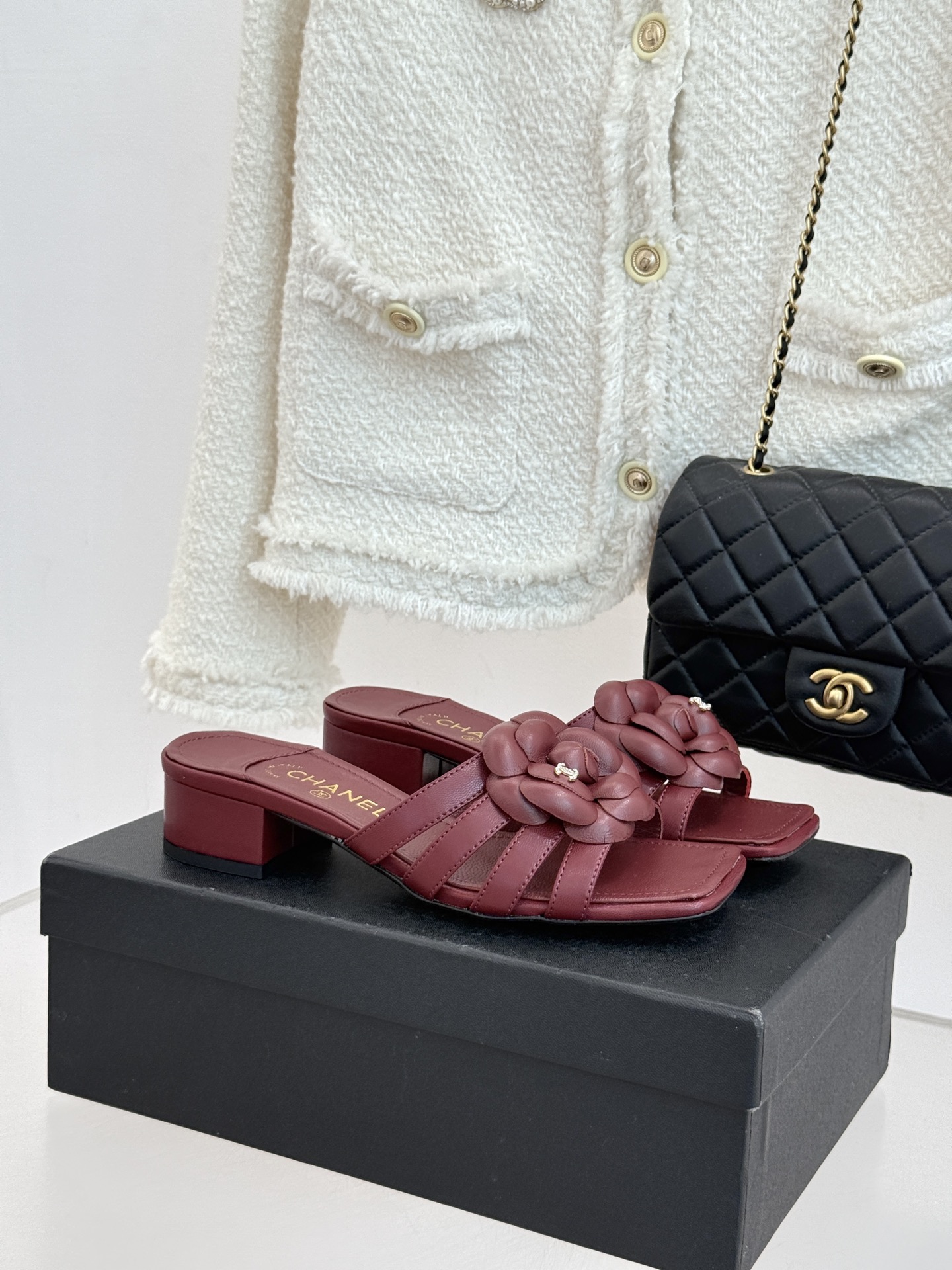 CHANE*｜小香26P春夏新品方头山茶花系列凉鞋当小香标志性的山茶花邂逅方头时髦精们的夏日出街搭子就有