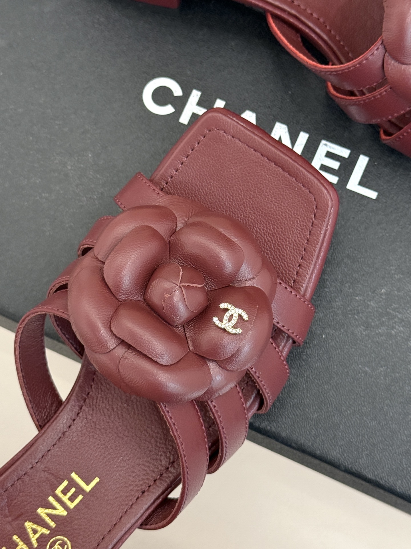 CHANE*｜小香26P春夏新品方头山茶花系列凉鞋当小香标志性的山茶花邂逅方头时髦精们的夏日出街搭子就有