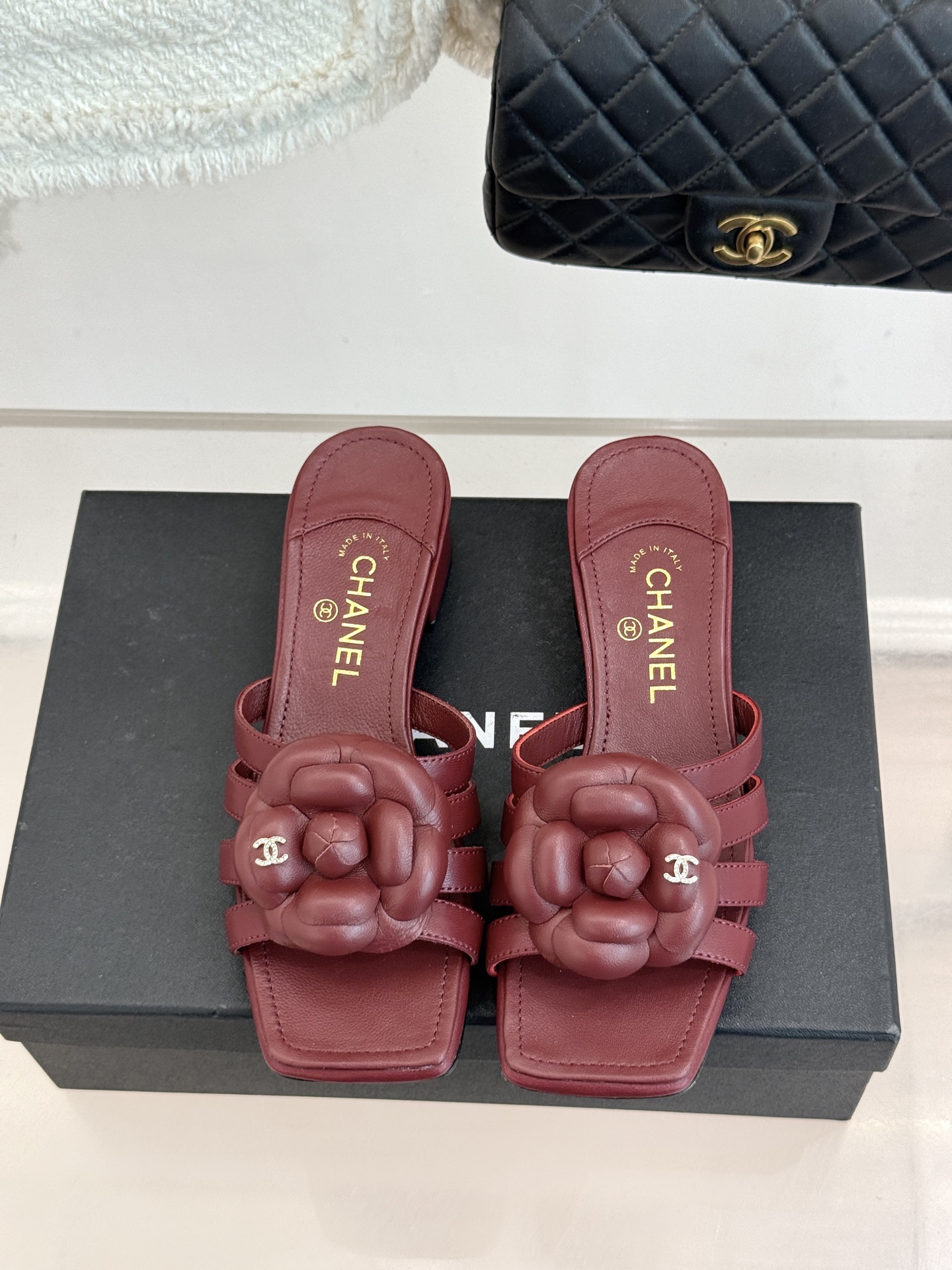 CHANE*｜小香26P春夏新品方头山茶花系列凉鞋当小香标志性的山茶花邂逅方头时髦精们的夏日出街搭子就有