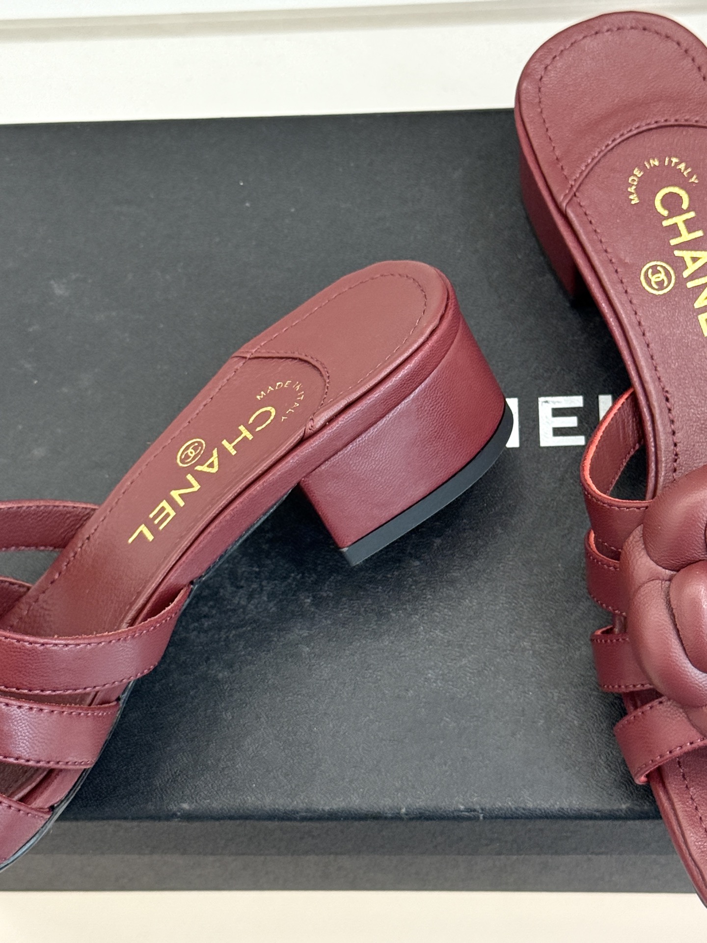 CHANE*｜小香26P春夏新品方头山茶花系列凉鞋当小香标志性的山茶花邂逅方头时髦精们的夏日出街搭子就有