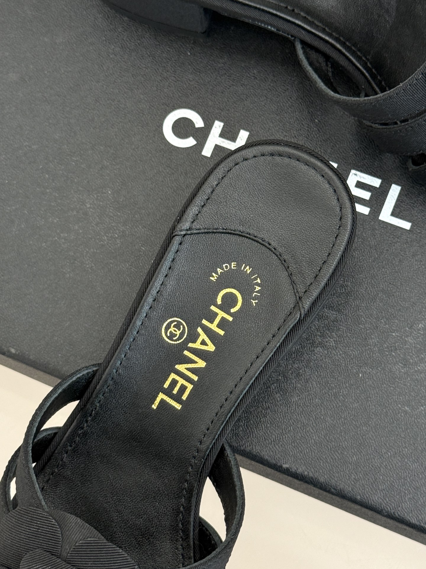 CHANE*｜小香26P春夏新品方头山茶花系列凉鞋当小香标志性的山茶花邂逅方头时髦精们的夏日出街搭子就有