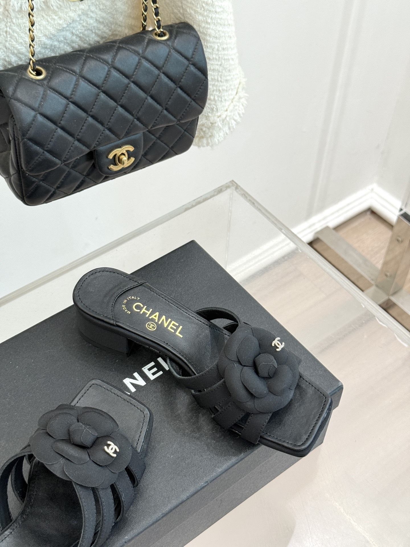 CHANE*｜小香26P春夏新品方头山茶花系列凉鞋当小香标志性的山茶花邂逅方头时髦精们的夏日出街搭子就有