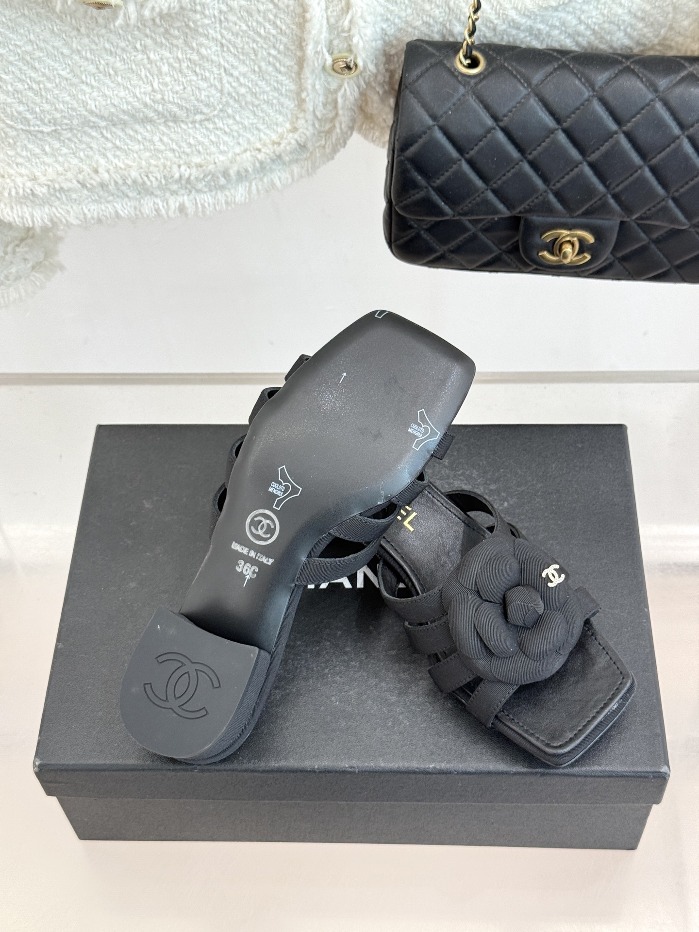 CHANE*｜小香26P春夏新品方头山茶花系列凉鞋当小香标志性的山茶花邂逅方头时髦精们的夏日出街搭子就有