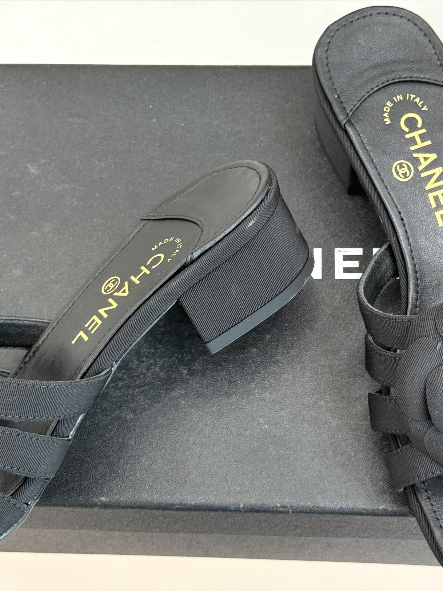 CHANE*｜小香26P春夏新品方头山茶花系列凉鞋当小香标志性的山茶花邂逅方头时髦精们的夏日出街搭子就有