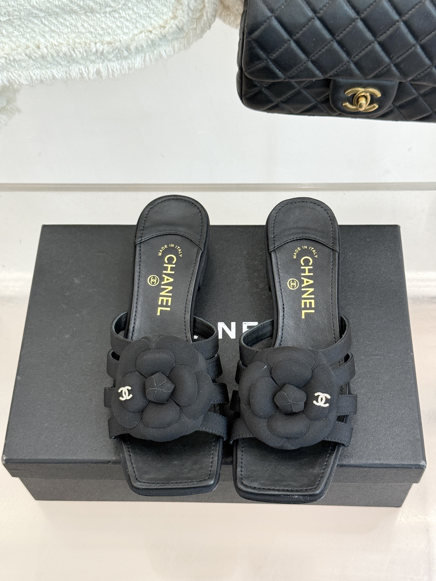 CHANE*｜小香26P春夏新品方头山茶花系列凉鞋当小香标志性的山茶花邂逅方头时髦精们的夏日出街搭子就有