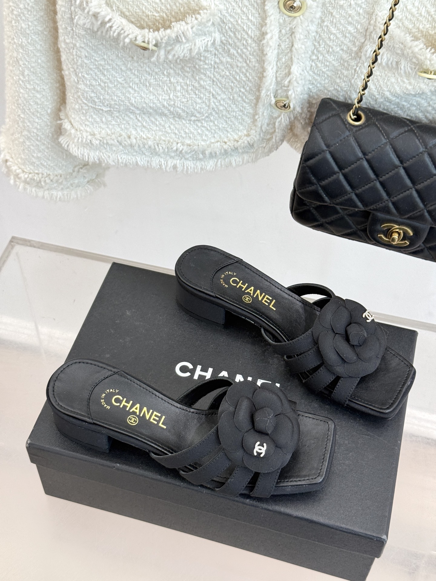 CHANE*｜小香26P春夏新品方头山茶花系列凉鞋当小香标志性的山茶花邂逅方头时髦精们的夏日出街搭子就有