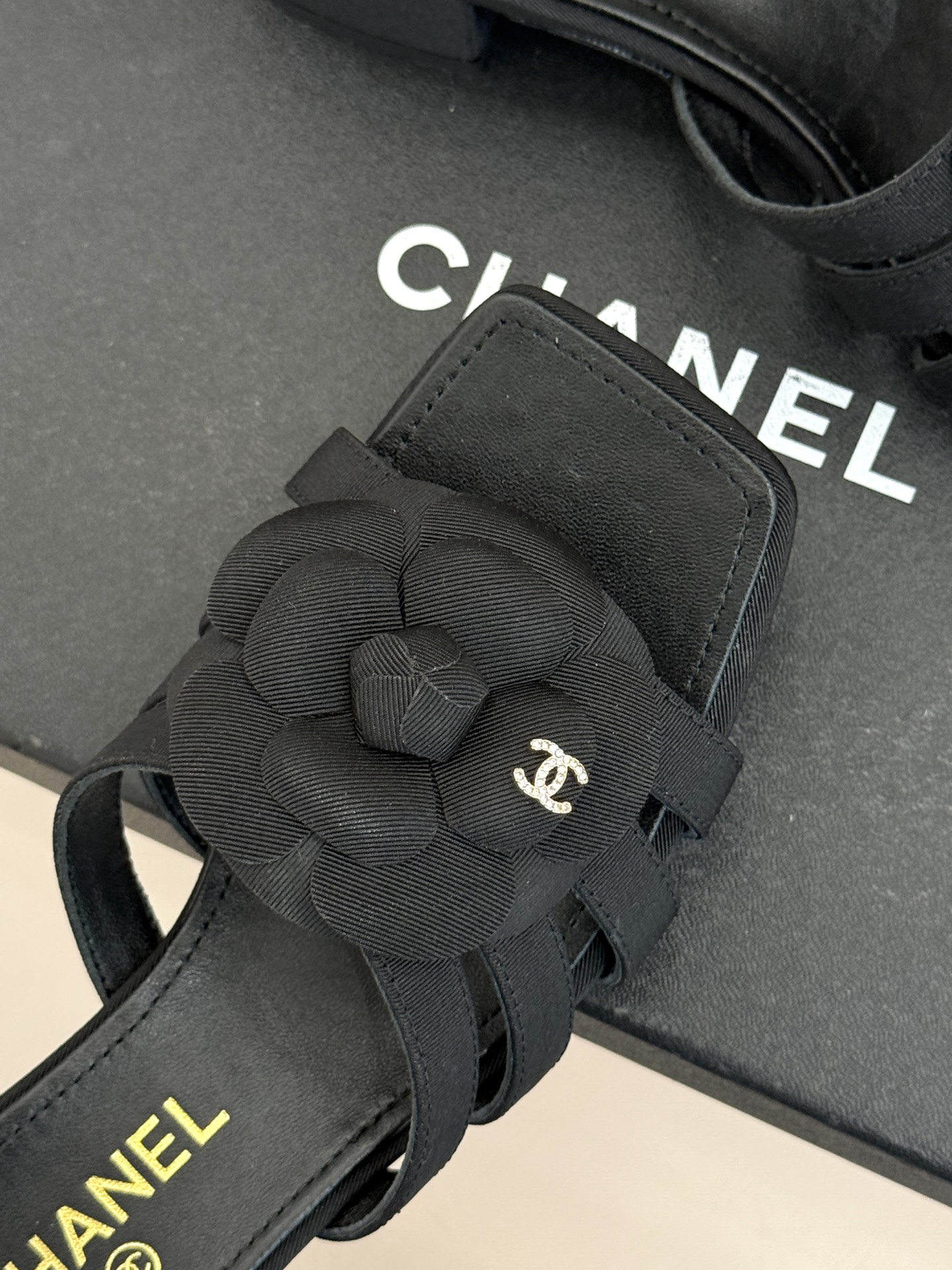 CHANE*｜小香26P春夏新品方头山茶花系列凉鞋当小香标志性的山茶花邂逅方头时髦精们的夏日出街搭子就有