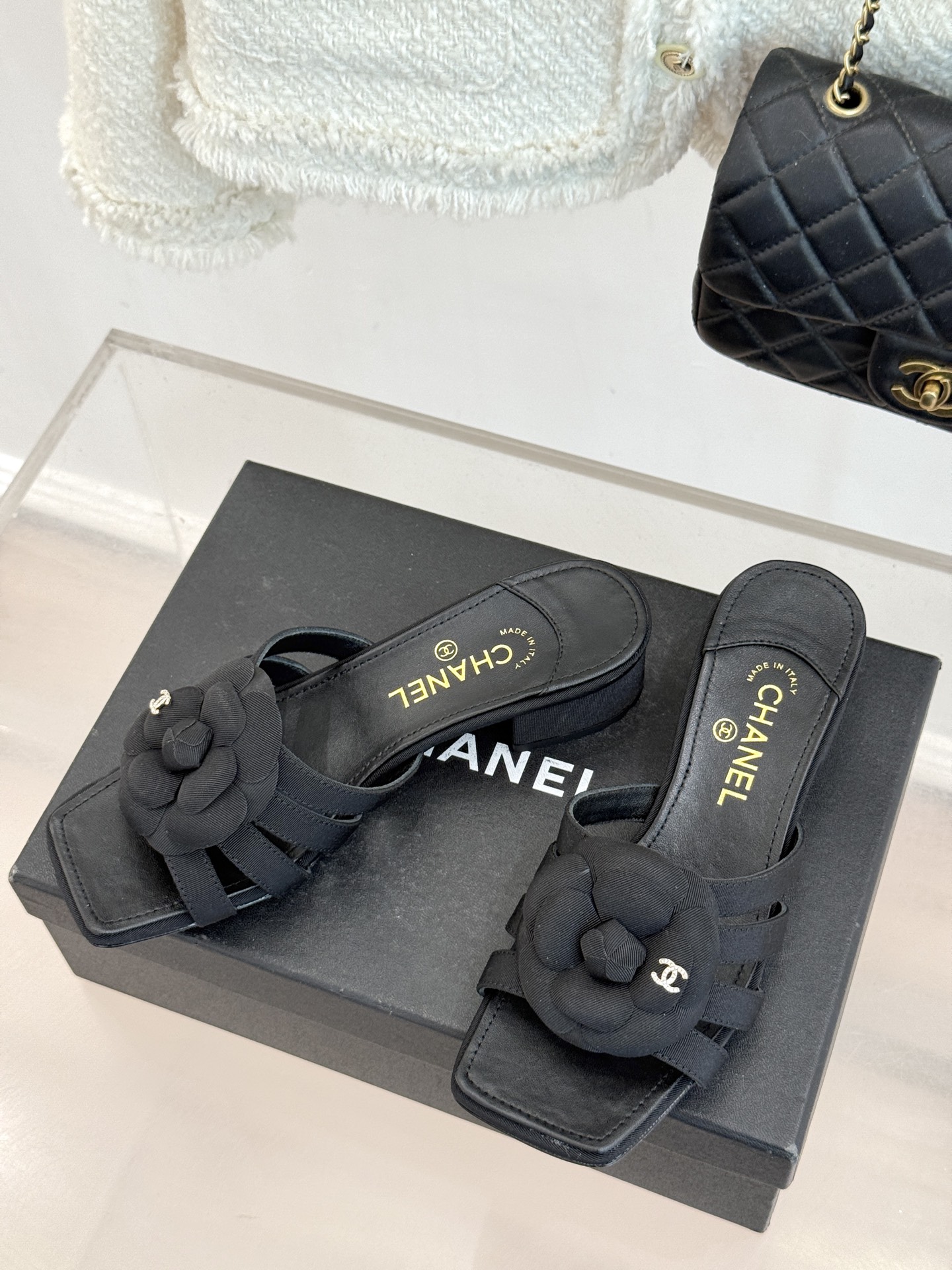 CHANE*｜小香26P春夏新品方头山茶花系列凉鞋当小香标志性的山茶花邂逅方头时髦精们的夏日出街搭子就有