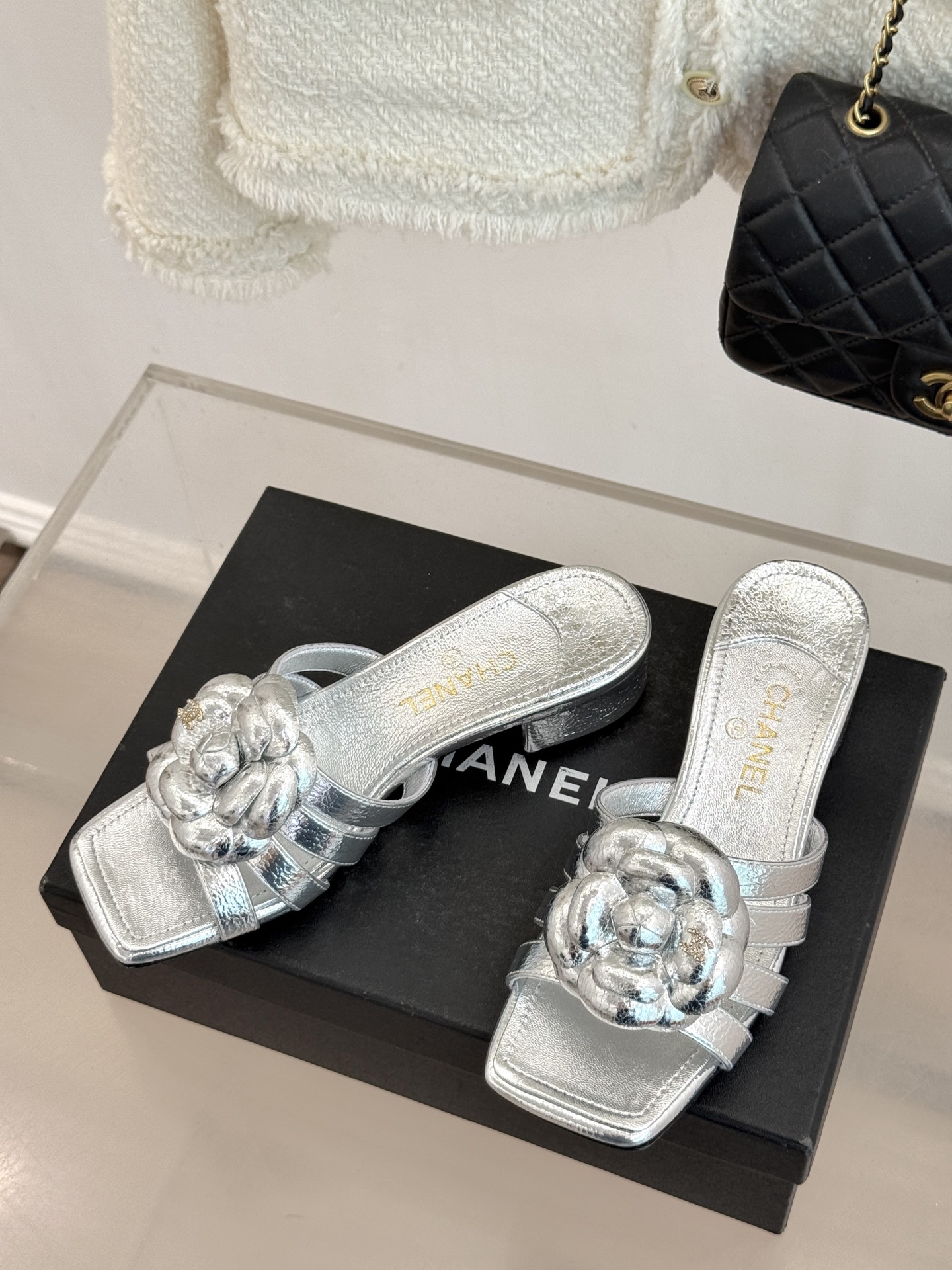 CHANE*｜小香26P春夏新品方头山茶花系列凉鞋当小香标志性的山茶花邂逅方头时髦精们的夏日出街搭子就有