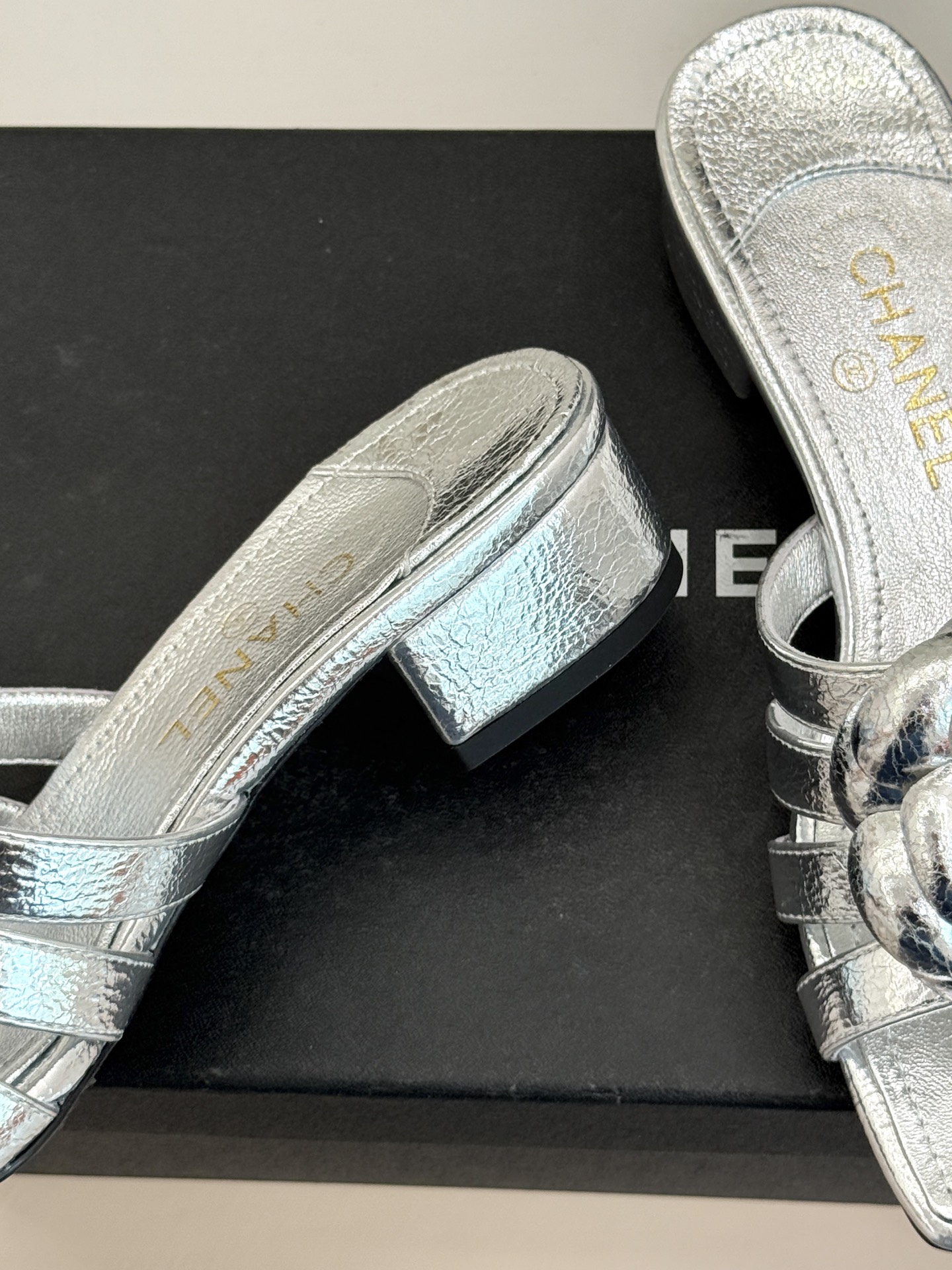 CHANE*｜小香26P春夏新品方头山茶花系列凉鞋当小香标志性的山茶花邂逅方头时髦精们的夏日出街搭子就有