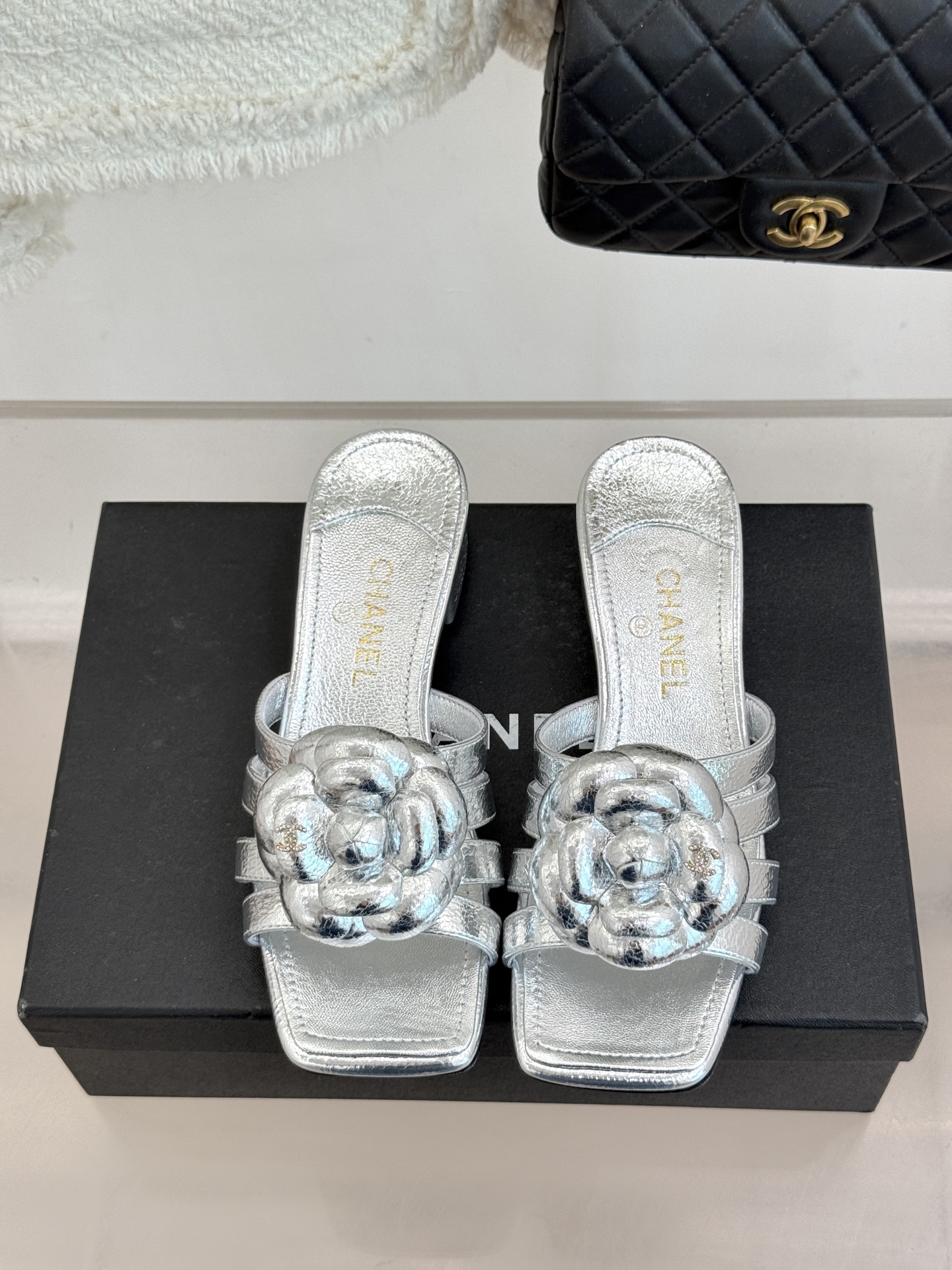 CHANE*｜小香26P春夏新品方头山茶花系列凉鞋当小香标志性的山茶花邂逅方头时髦精们的夏日出街搭子就有