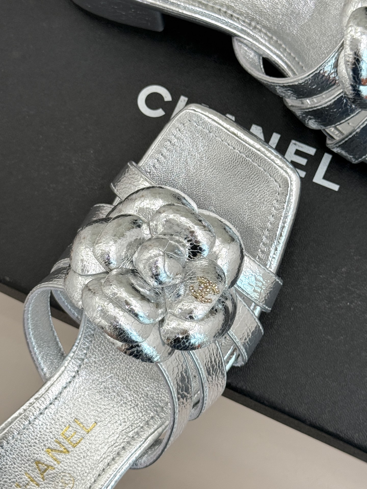 CHANE*｜小香26P春夏新品方头山茶花系列凉鞋当小香标志性的山茶花邂逅方头时髦精们的夏日出街搭子就有