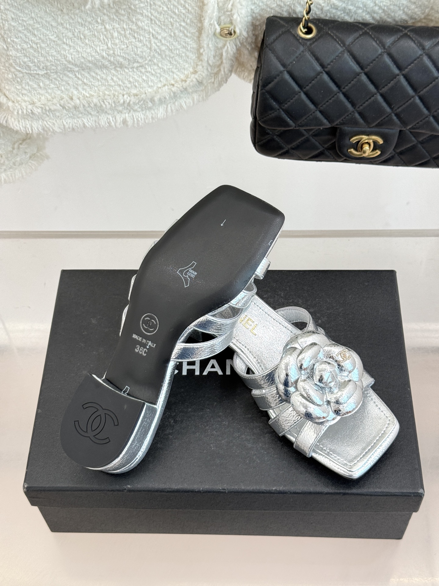 CHANE*｜小香26P春夏新品方头山茶花系列凉鞋当小香标志性的山茶花邂逅方头时髦精们的夏日出街搭子就有