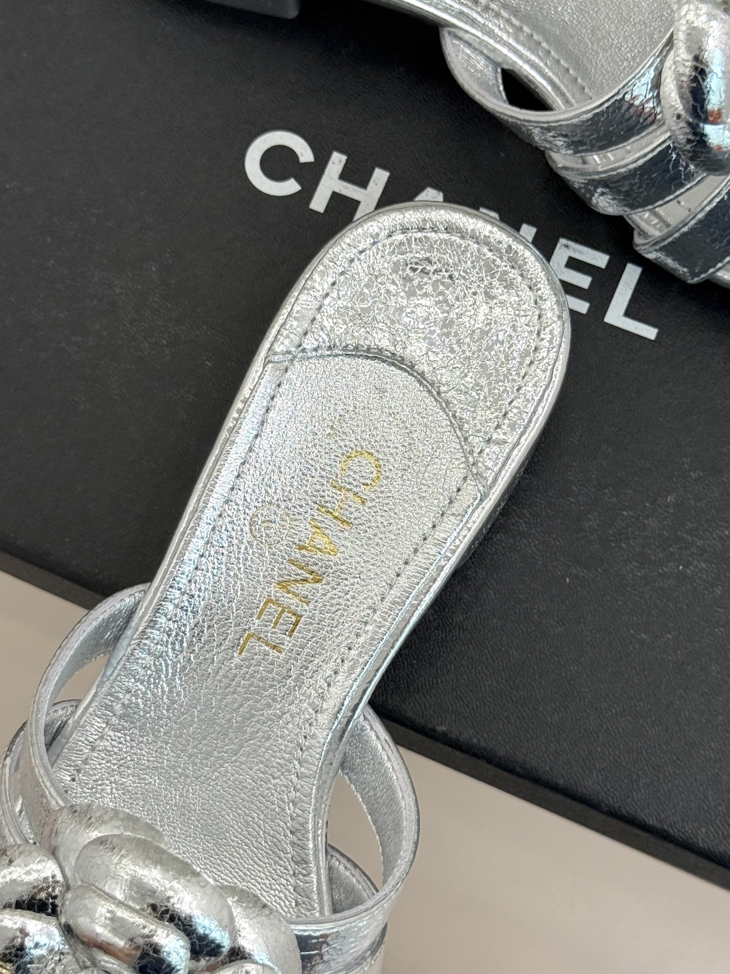 CHANE*｜小香26P春夏新品方头山茶花系列凉鞋当小香标志性的山茶花邂逅方头时髦精们的夏日出街搭子就有