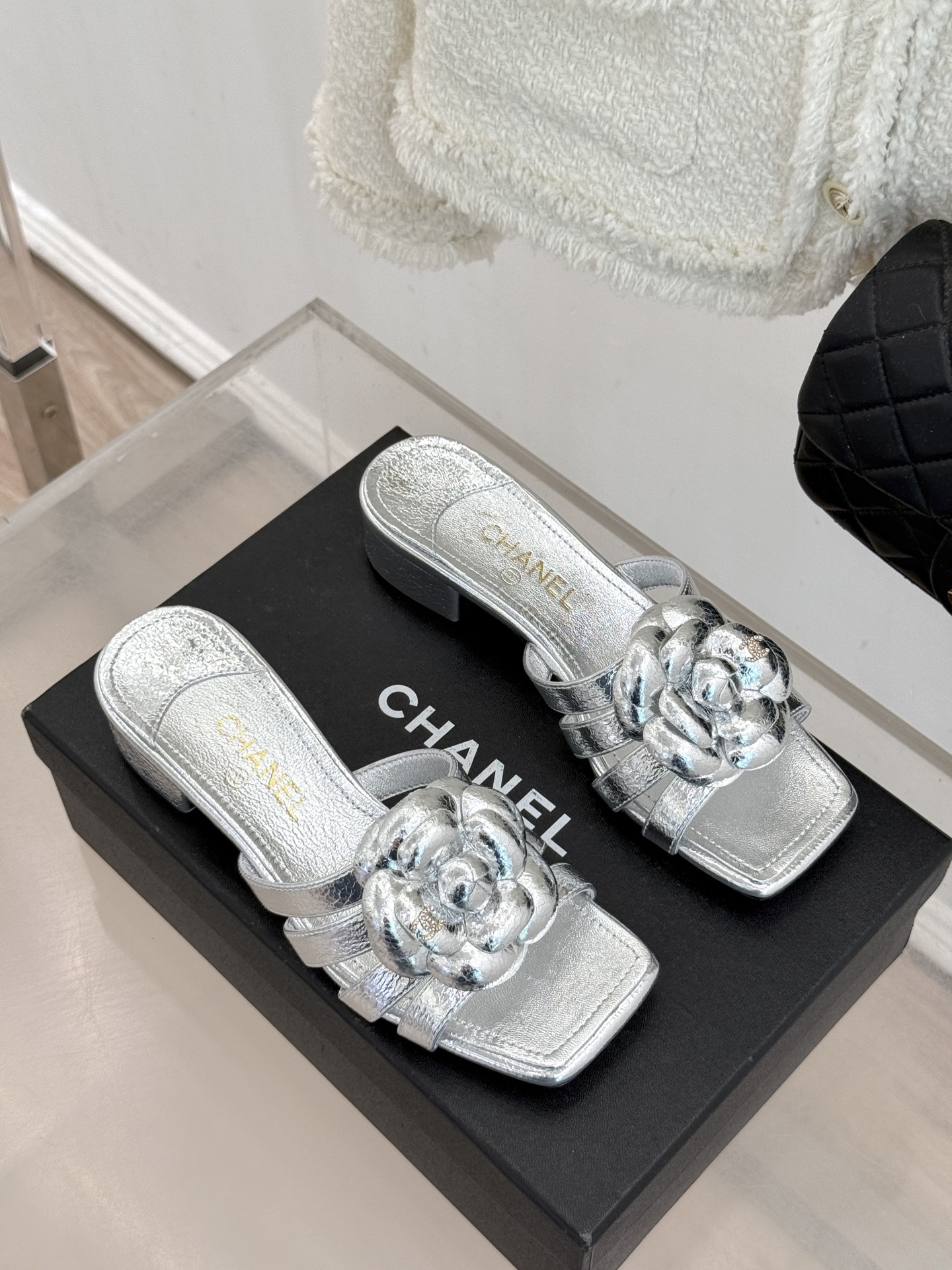 CHANE*｜小香26P春夏新品方头山茶花系列凉鞋当小香标志性的山茶花邂逅方头时髦精们的夏日出街搭子就有