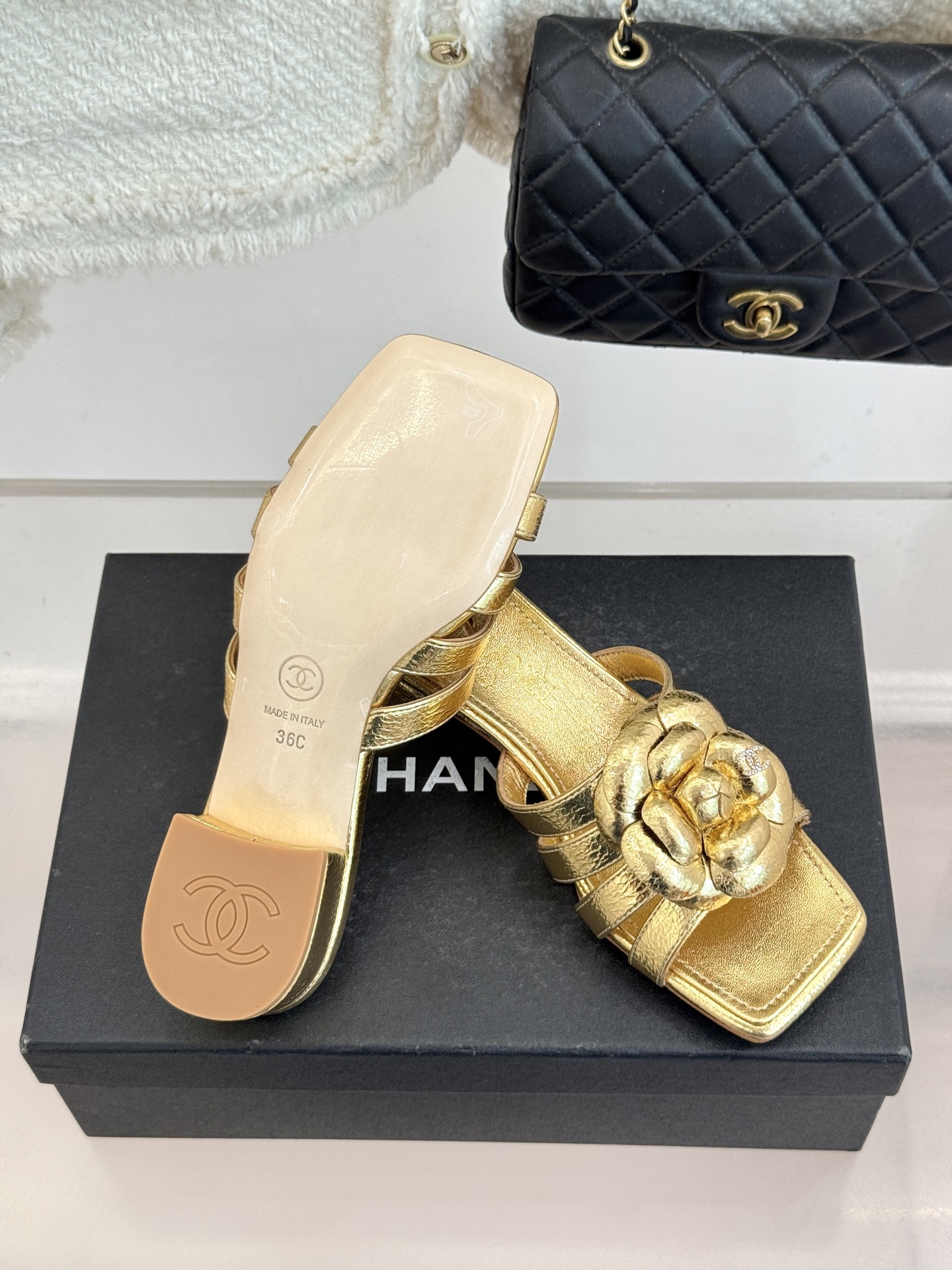 CHANE*｜小香26P春夏新品方头山茶花系列凉鞋当小香标志性的山茶花邂逅方头时髦精们的夏日出街搭子就有