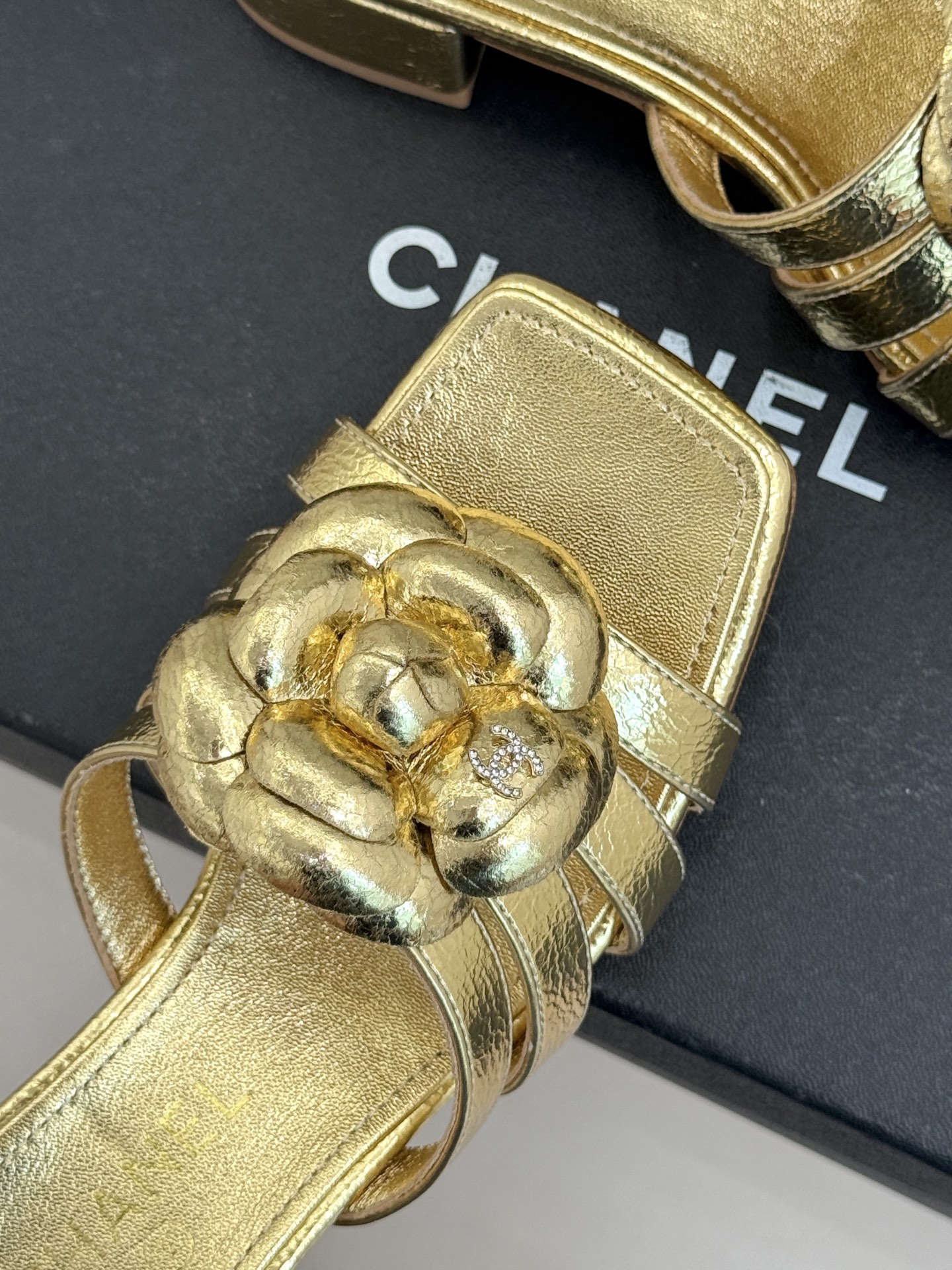 CHANE*｜小香26P春夏新品方头山茶花系列凉鞋当小香标志性的山茶花邂逅方头时髦精们的夏日出街搭子就有