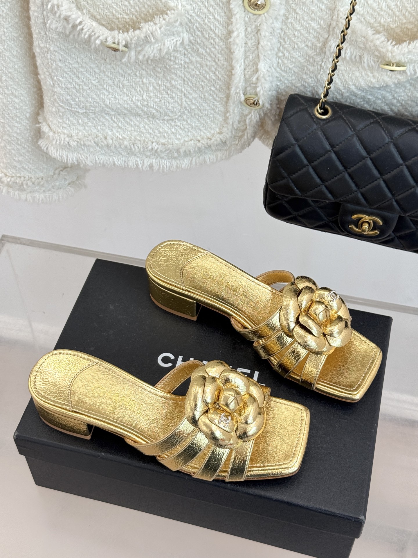 CHANE*｜小香26P春夏新品方头山茶花系列凉鞋当小香标志性的山茶花邂逅方头时髦精们的夏日出街搭子就有