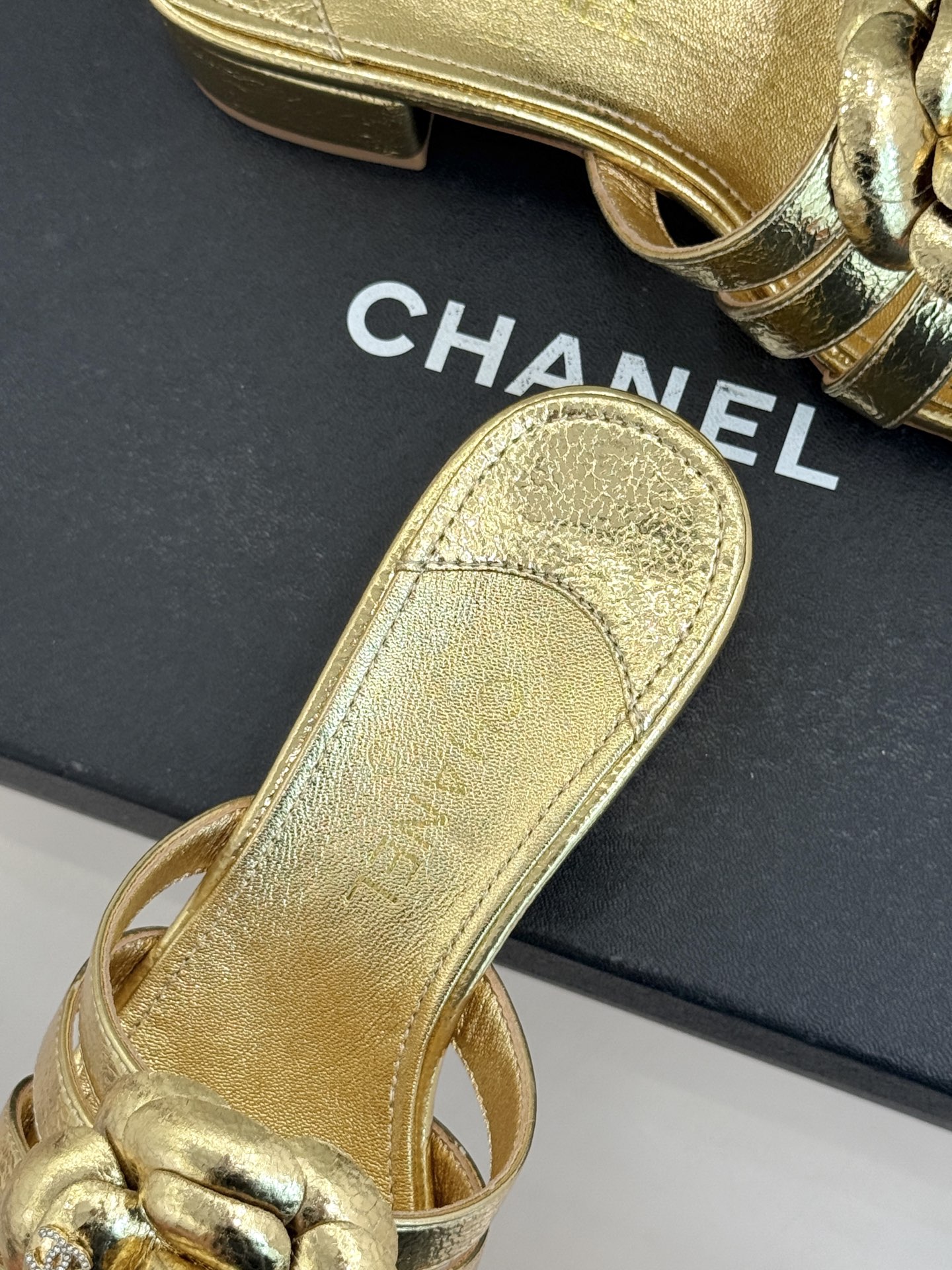 CHANE*｜小香26P春夏新品方头山茶花系列凉鞋当小香标志性的山茶花邂逅方头时髦精们的夏日出街搭子就有