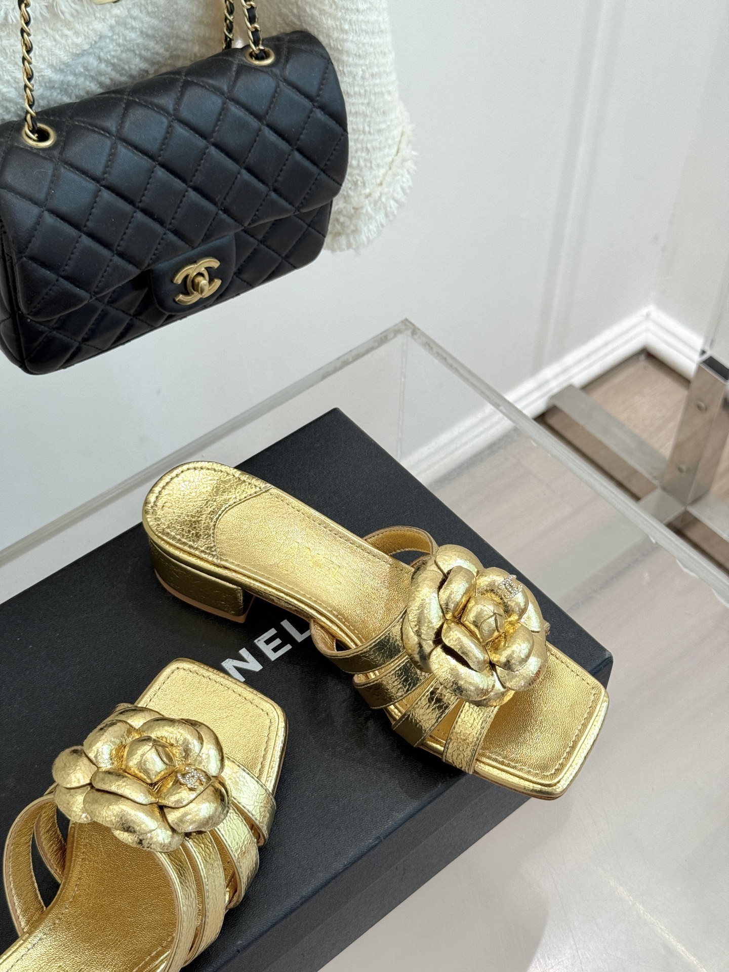 CHANE*｜小香26P春夏新品方头山茶花系列凉鞋当小香标志性的山茶花邂逅方头时髦精们的夏日出街搭子就有