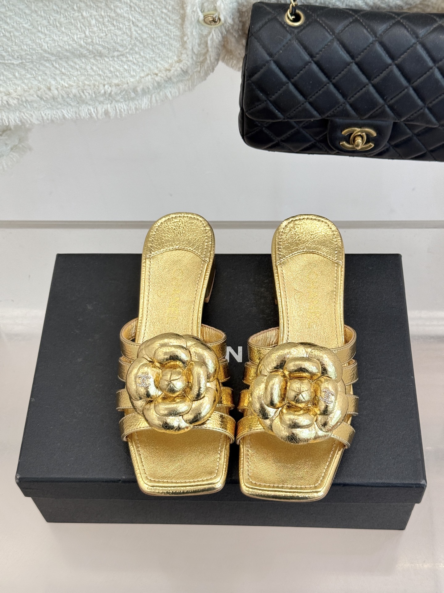 CHANE*｜小香26P春夏新品方头山茶花系列凉鞋当小香标志性的山茶花邂逅方头时髦精们的夏日出街搭子就有