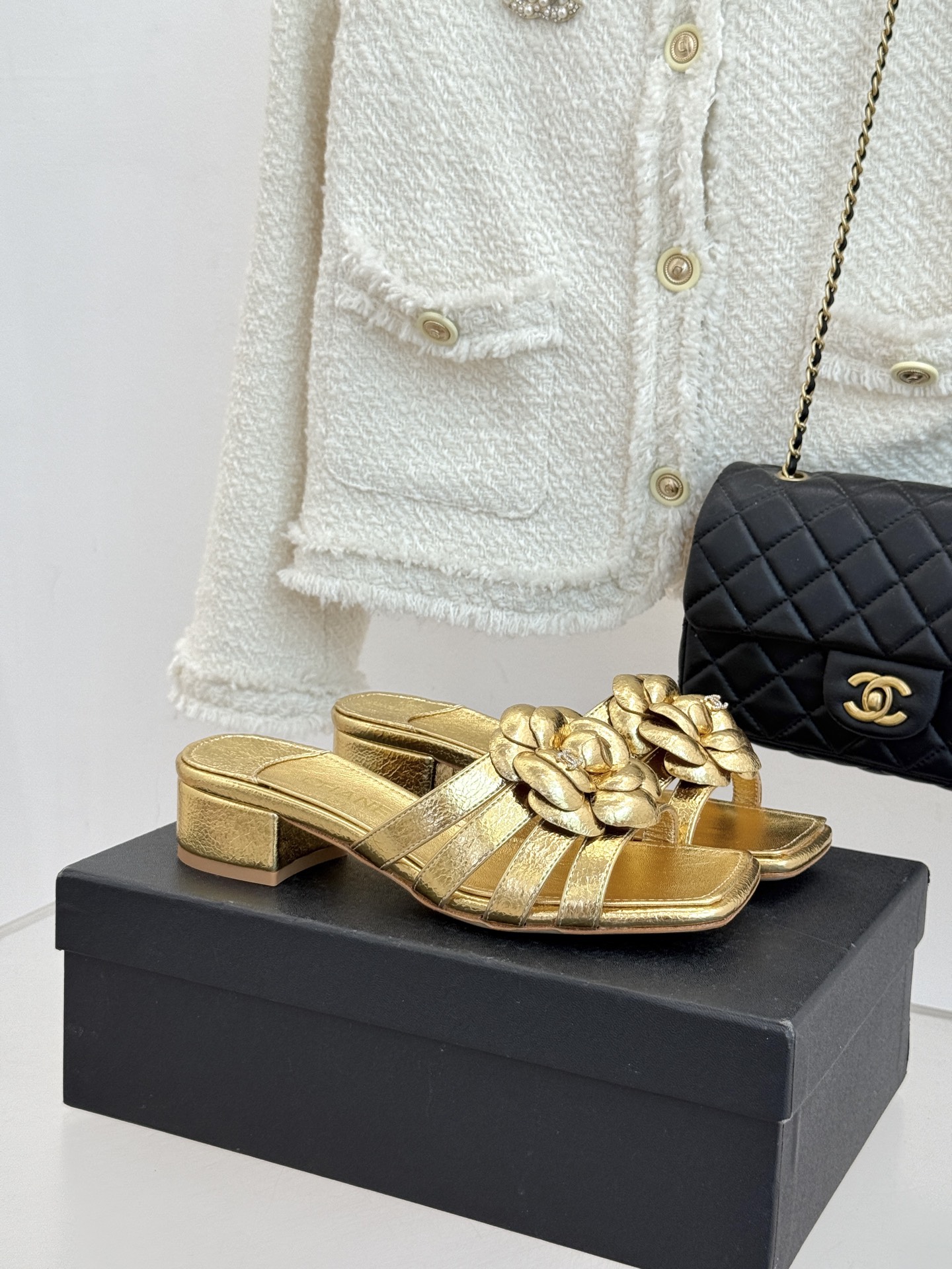 CHANE*｜小香26P春夏新品方头山茶花系列凉鞋当小香标志性的山茶花邂逅方头时髦精们的夏日出街搭子就有