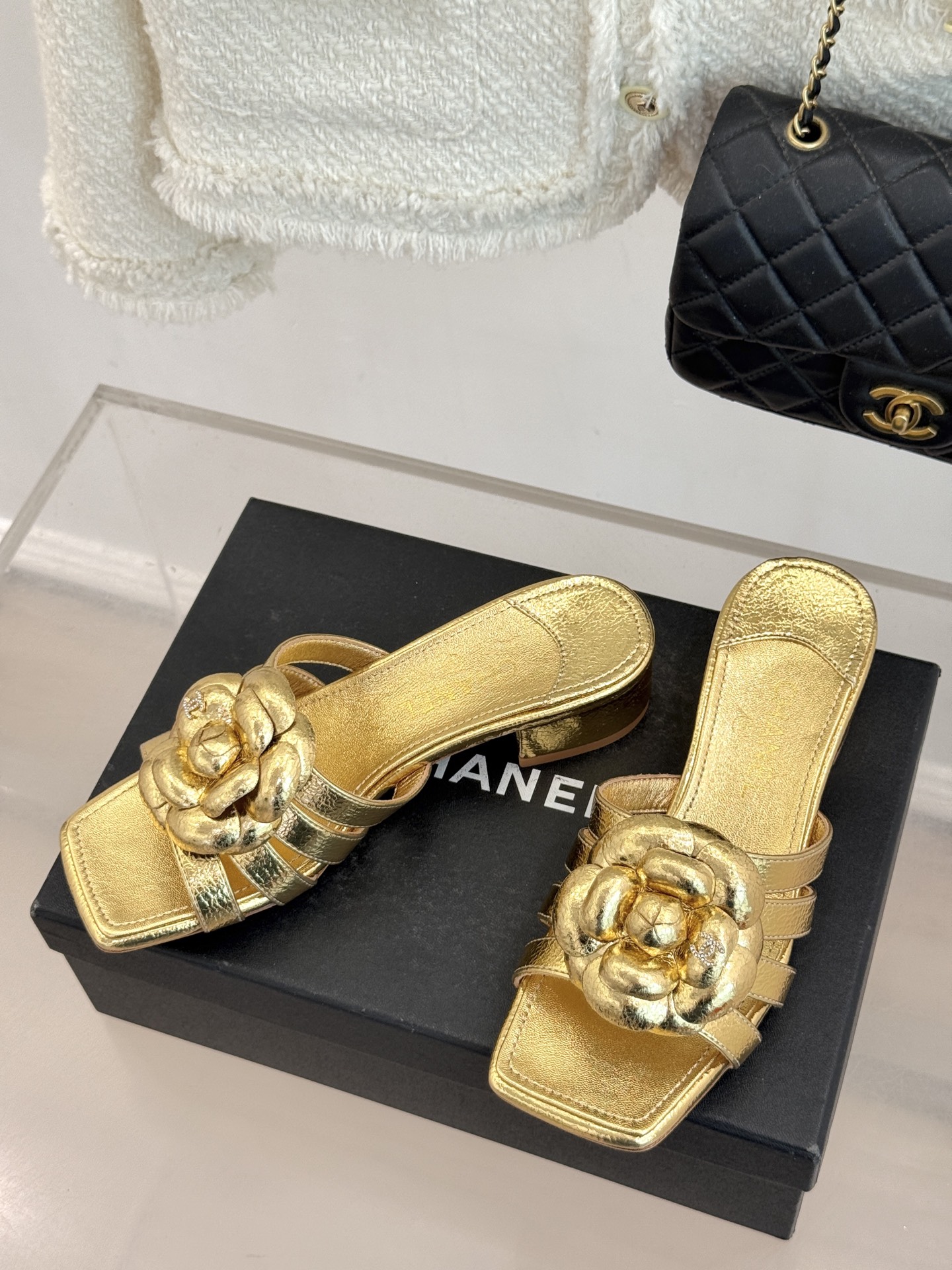 CHANE*｜小香26P春夏新品方头山茶花系列凉鞋当小香标志性的山茶花邂逅方头时髦精们的夏日出街搭子就有