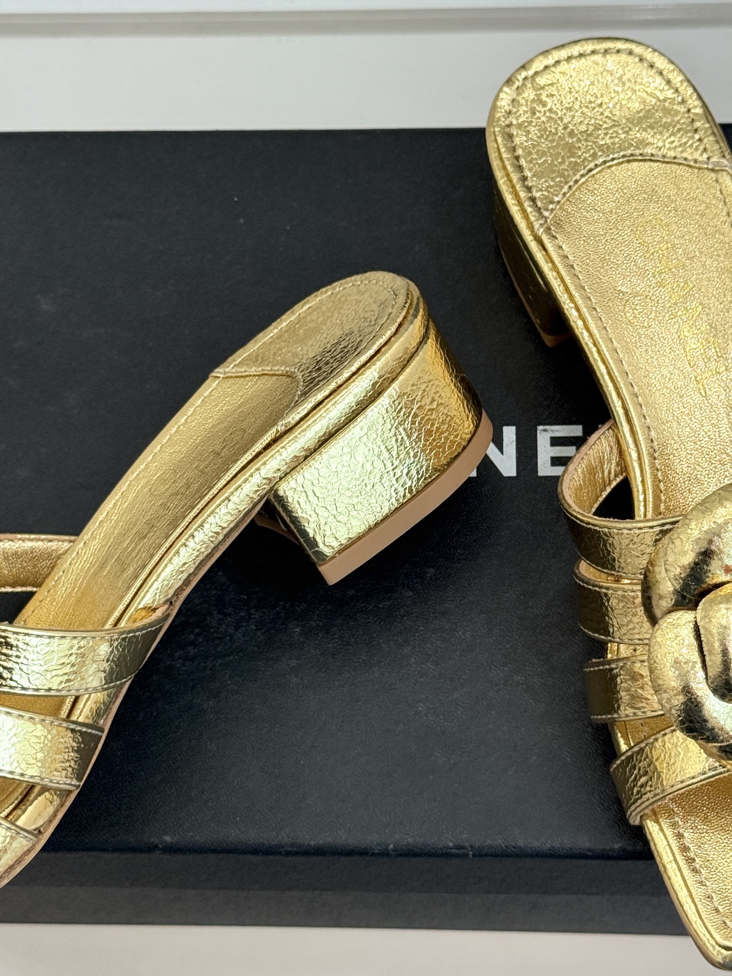 CHANE*｜小香26P春夏新品方头山茶花系列凉鞋当小香标志性的山茶花邂逅方头时髦精们的夏日出街搭子就有