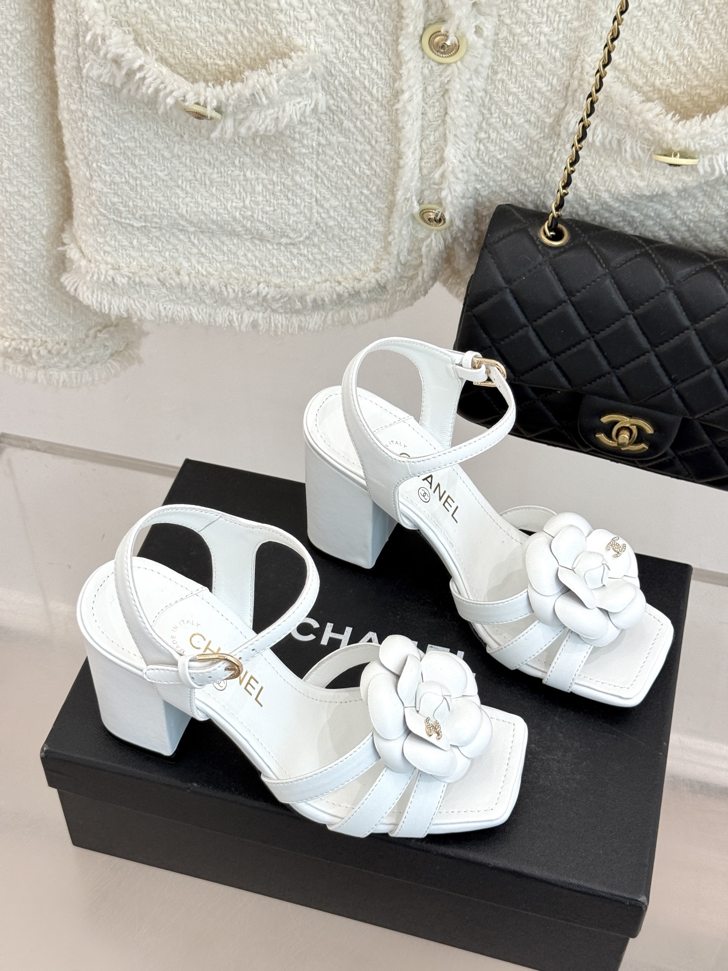 CHANE*｜小香26P春夏新品方头山茶花系列凉鞋当小香标志性的山茶花邂逅方头时髦精们的夏日出街搭子就有