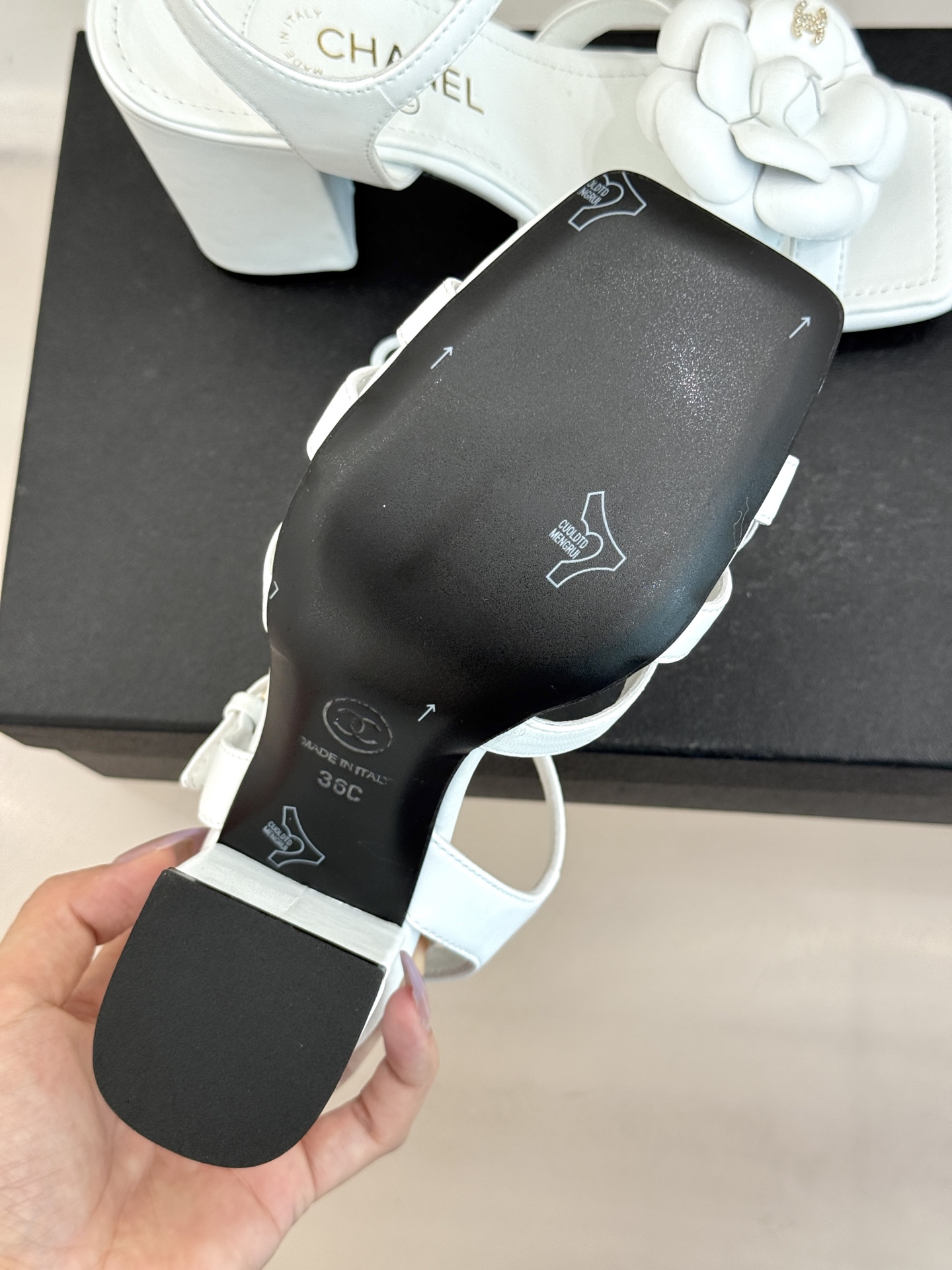 CHANE*｜小香26P春夏新品方头山茶花系列凉鞋当小香标志性的山茶花邂逅方头时髦精们的夏日出街搭子就有