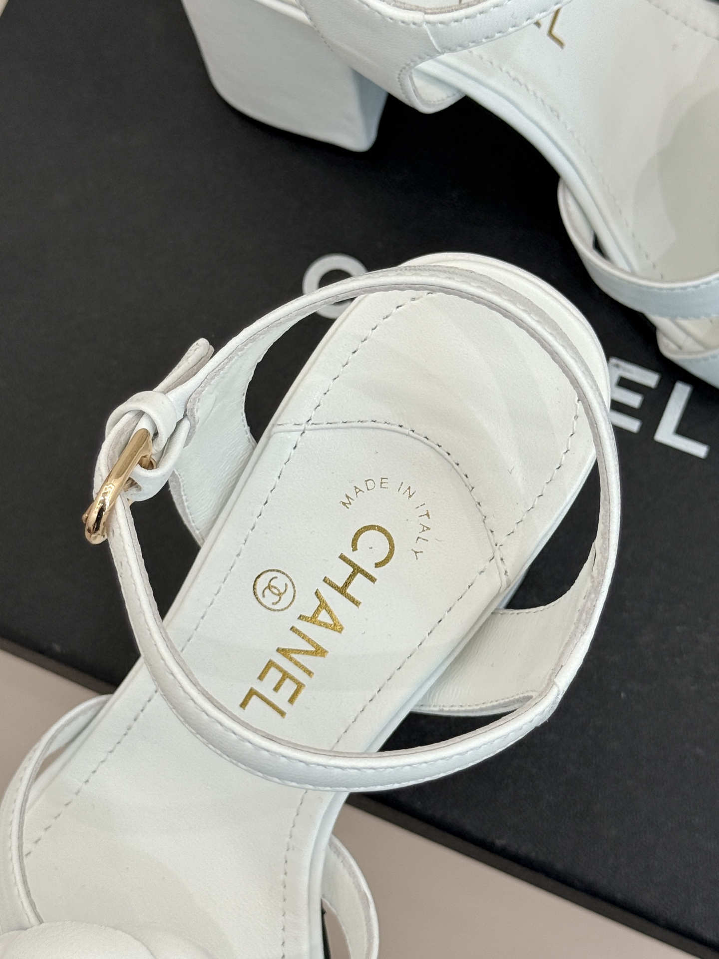 CHANE*｜小香26P春夏新品方头山茶花系列凉鞋当小香标志性的山茶花邂逅方头时髦精们的夏日出街搭子就有