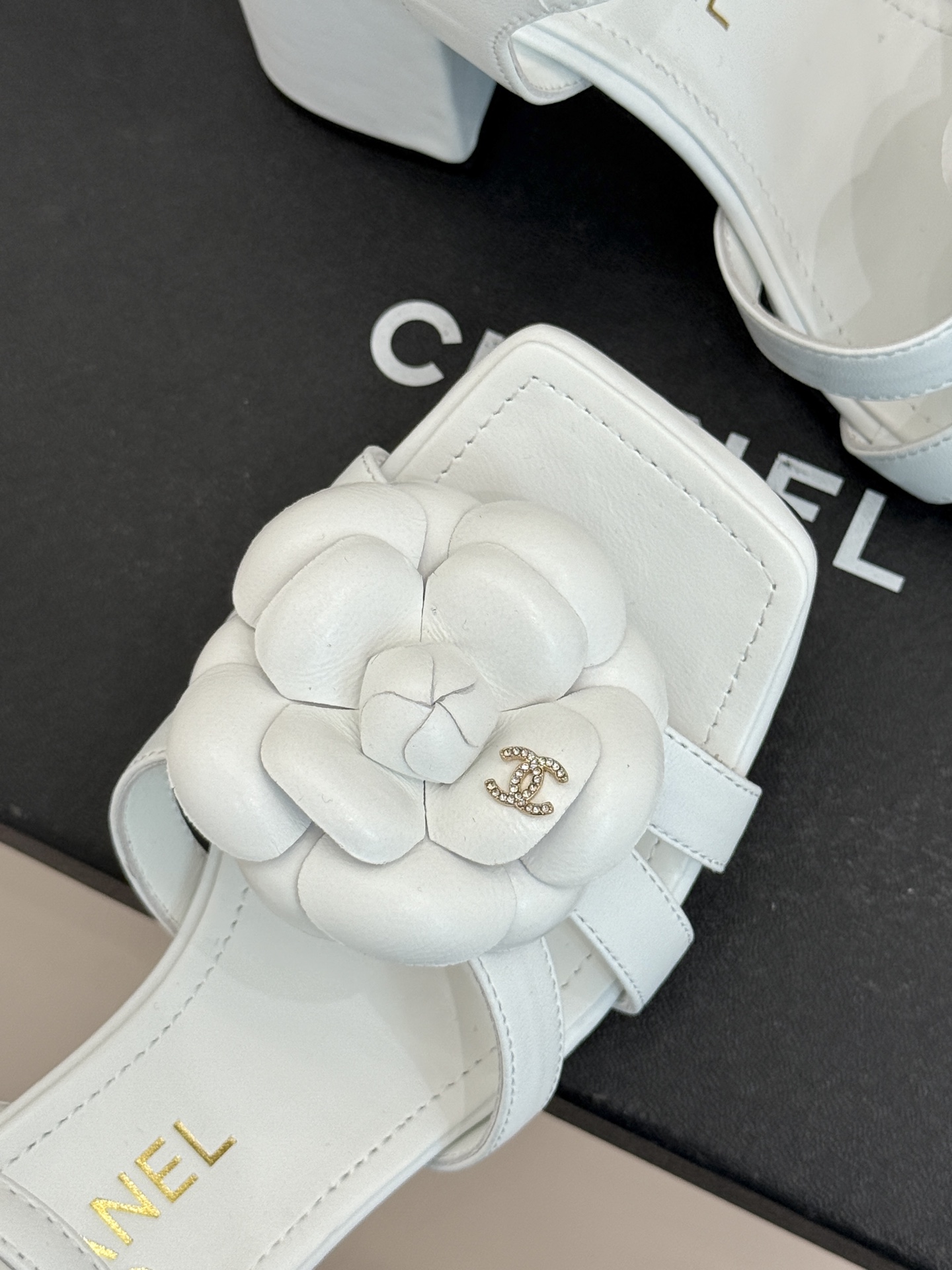 CHANE*｜小香26P春夏新品方头山茶花系列凉鞋当小香标志性的山茶花邂逅方头时髦精们的夏日出街搭子就有