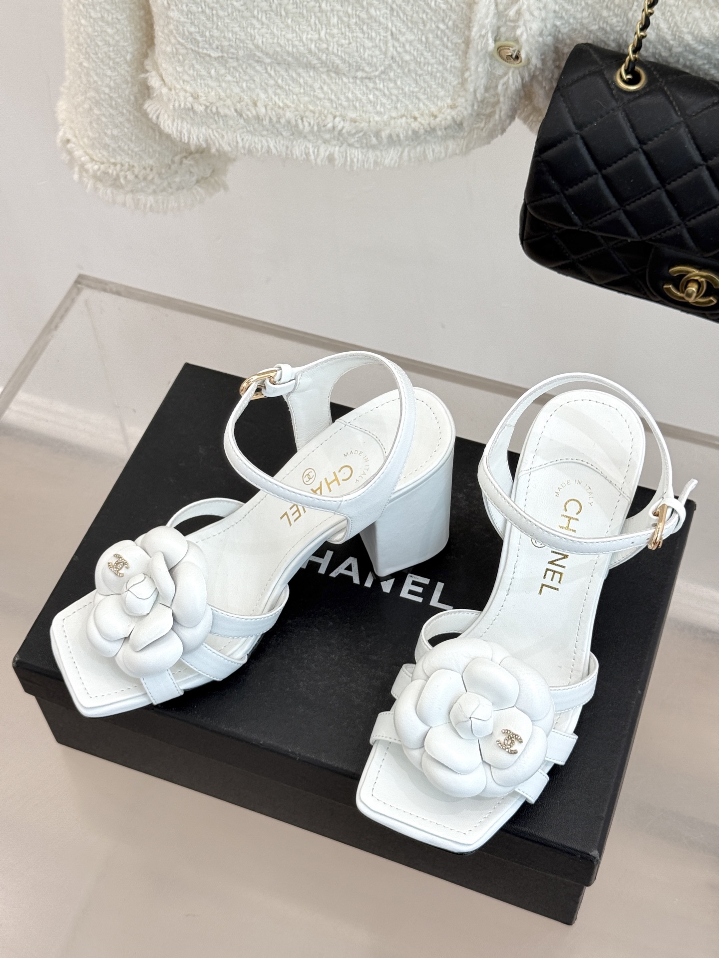 CHANE*｜小香26P春夏新品方头山茶花系列凉鞋当小香标志性的山茶花邂逅方头时髦精们的夏日出街搭子就有