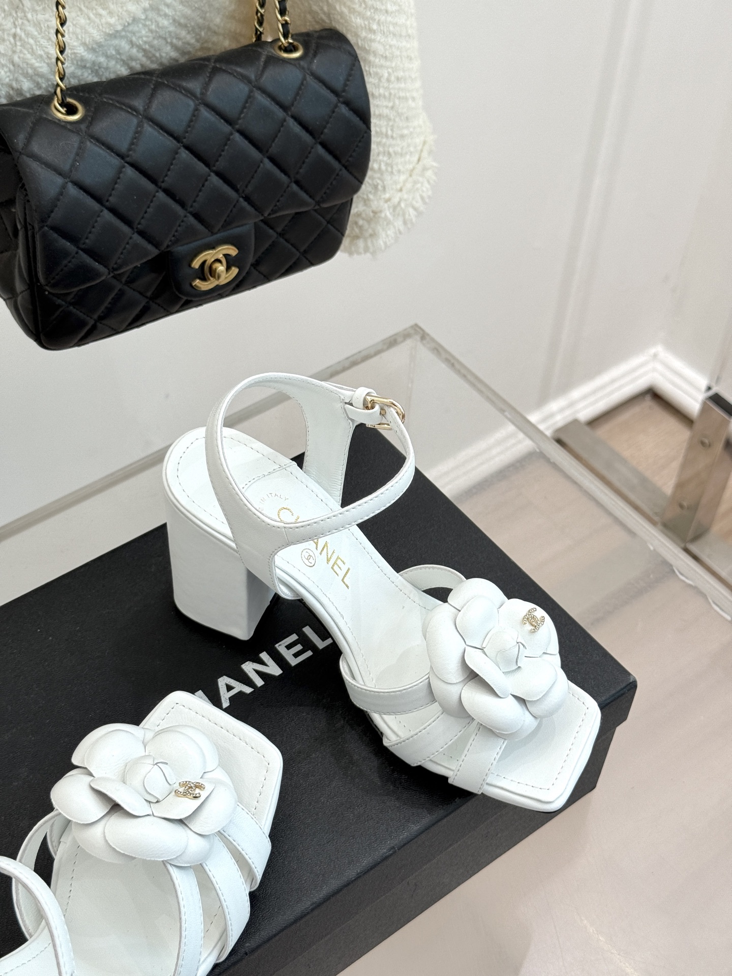 CHANE*｜小香26P春夏新品方头山茶花系列凉鞋当小香标志性的山茶花邂逅方头时髦精们的夏日出街搭子就有