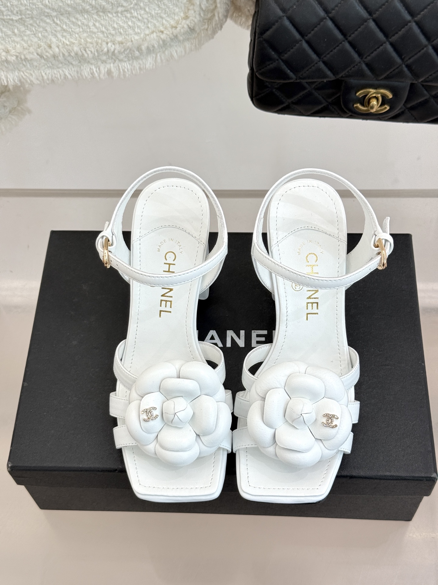 CHANE*｜小香26P春夏新品方头山茶花系列凉鞋当小香标志性的山茶花邂逅方头时髦精们的夏日出街搭子就有